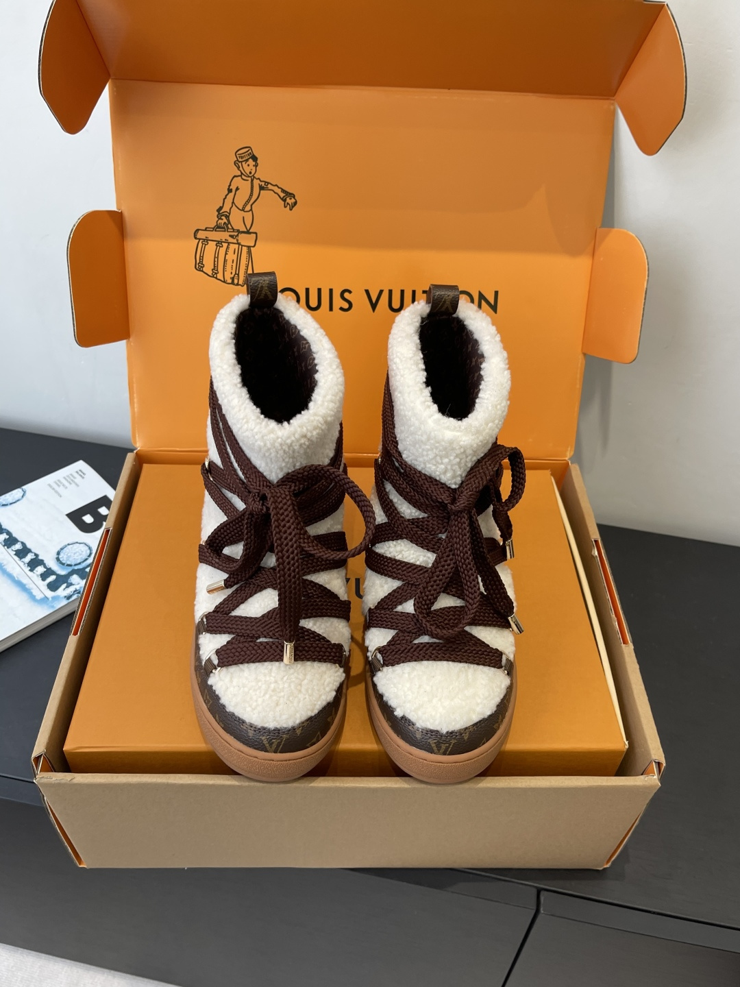 NO:630849,Louis Vuitton Louis Vuitton's latest snow boots for autumn and winter are made of real wool uppers. They are waterproof, windproof and warm. Wool linings are comfortable and breathable. The most important thing is that the soles are light and the comfort is MAX. It really feels like stepping on shit. Quality that can stand the test. You don't need too many choices when buying shoes. You really don't need to get the best value for money. A pair like this is enough for winter snow. The uppers are imported custom lamb wool/presbyopia leather fabrics and the lining is custom-filled with down.  Cold-resistant PU plus rubber combination anti-slip outsole, size 35-40 (40.41 custom-made, non-refundable), snow boots, louis vuitton, louis vuitton, boots, down jacket19860909Louis Vuitton 路易威登 秋冬最新款雪地靴 采用真羊毛鞋面 防水防风又保暖 羊毛尼内里舒适又透气 最重要是鞋底轻便 舒适感MAX 真的是踩屎感十足 经得住考验的品质 买鞋不用太多选择 真不需要 就是争取到最高性价比 冬季雪地里这样一双足以 鞋面进口定制羊羔毛/老花皮面料 内里定制填充羽绒 耐寒PU加橡胶组合防滑大底 码数35-40（40.41定做不退换）,雪地靴,louis vuitton,louis vuitton,boots,down jacket,Women's Shoes