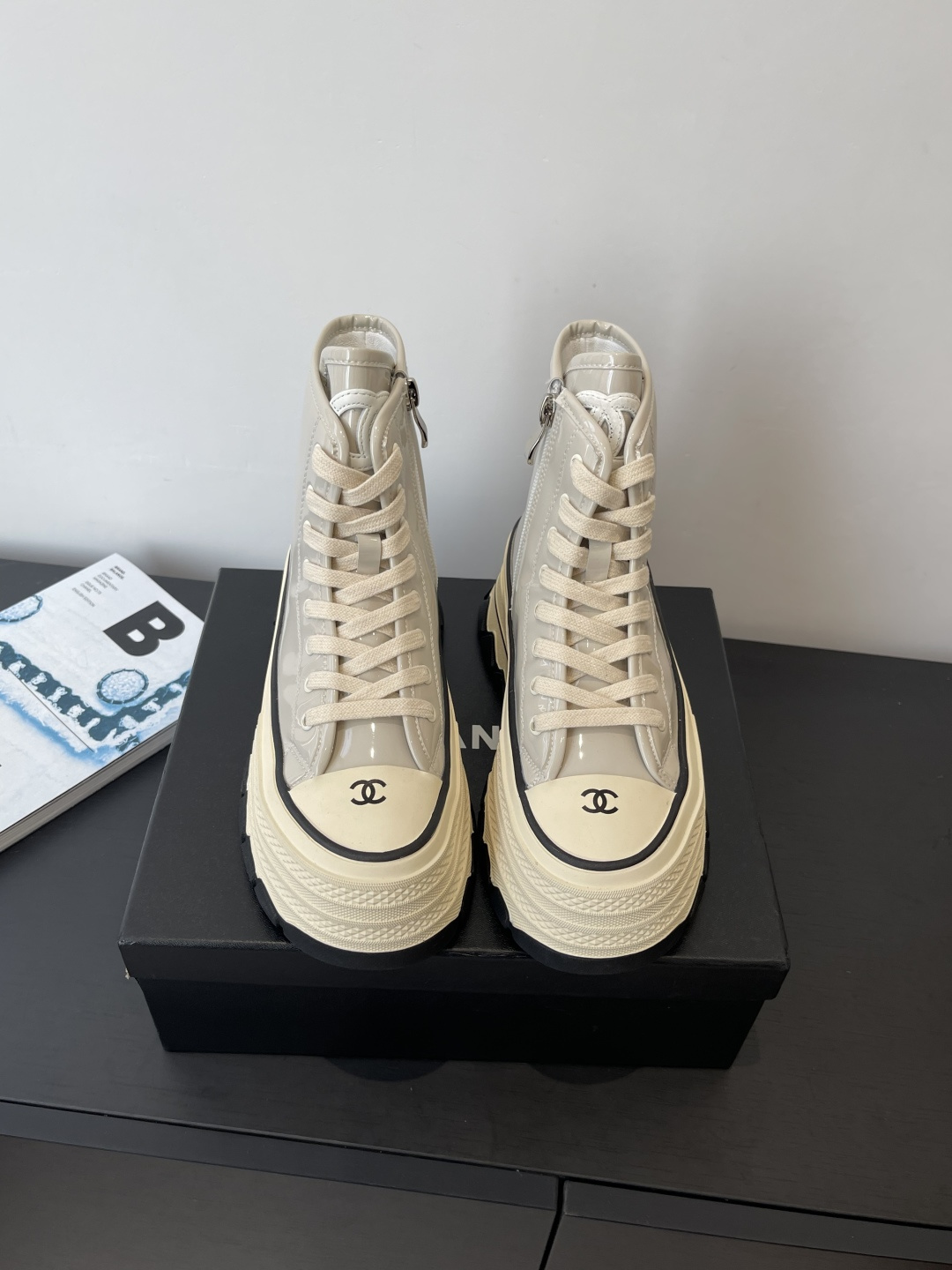 NO:645979,Chanel Chanel new autumn and winter thick-soled high-top casual shoes, white shoes full of vintage feeling, mid-century retro models, get it ~ white shoes with black and white splicing look very Chanel, paired with socks, it has a retro college feel. The upper is made of cowhide, the lining is sheepskin, the heel height is 6cm, and the original TPU combination outsole  Size 35-40 (40 customized), boots, chanel, chanel, boots, cowhide, sheepskin, socks19860909Chanel 香奈儿 秋冬新款 厚底 高帮休闲鞋 小白鞋 Vintage感满满 中古复刻款get啦～小白鞋适配黑白拼接就很Chanel 配合袜子就很复古学院的感觉. 鞋面采用牛皮 内里羊皮 跟高6cm 原版TPU组合大底 码数35-40（40定做）,靴子,chanel,chanel,boots,cowhide,sheepskin,socks,Women's Shoes