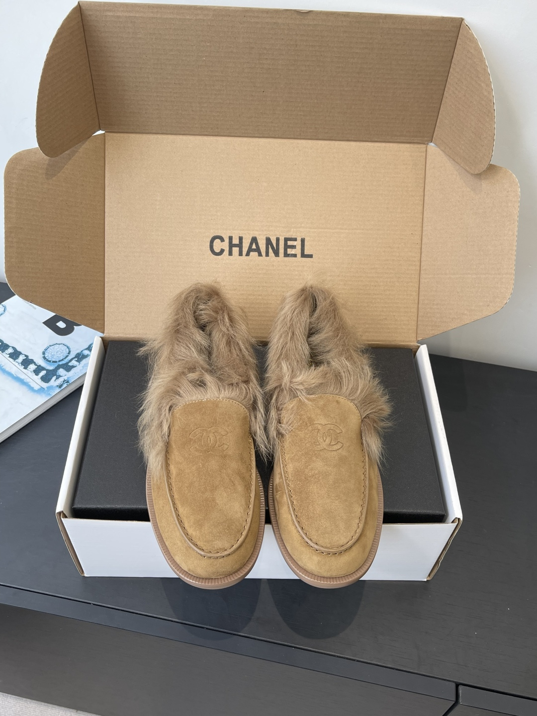 NO:645974,Chanel Chanel 25ss winter new furry slip-on loafers. Super popular loafers. Cute style with a bit of retro flavor. Special shape. Very recognizable. Style design. Long legs. Very comfortable to wear. Good appearance. Comfortable. Warm. This shoe is the main product of Xiaoxiangjia's winter series. Minimalist style. Original imported calfskin/imported Yangjing fabric. High-end imported Tuscan wool/sheepskin foot pads on the inside. Original open molded outsole.  Size 35-40 (40 is custom-made and non-refundable), loafers, chanel, chanel, chanel, loafers, cowhide, sheepskin, sheep19860909Chanel 香奈儿25ss冬季新款毛毛鞋一脚蹬乐福鞋 超级流行的乐福鞋 可爱的造型带了点复古味 造型特殊 很有辨识度 款式设计 显腿长 穿上也很舒服 高颜值 舒适 保暖 这款鞋是小香家今年冬季系列的主打 极简的风格 面料原版进口小牛皮/进口羊京 内里高端进口托斯卡纳毛/羊皮垫脚 大底原版开模大底 码数35-40（40定做不退换）,乐福鞋毛毛鞋,chanel,chanel,chanel,loafers,cowhide,sheepskin,sheep,Women's Shoes