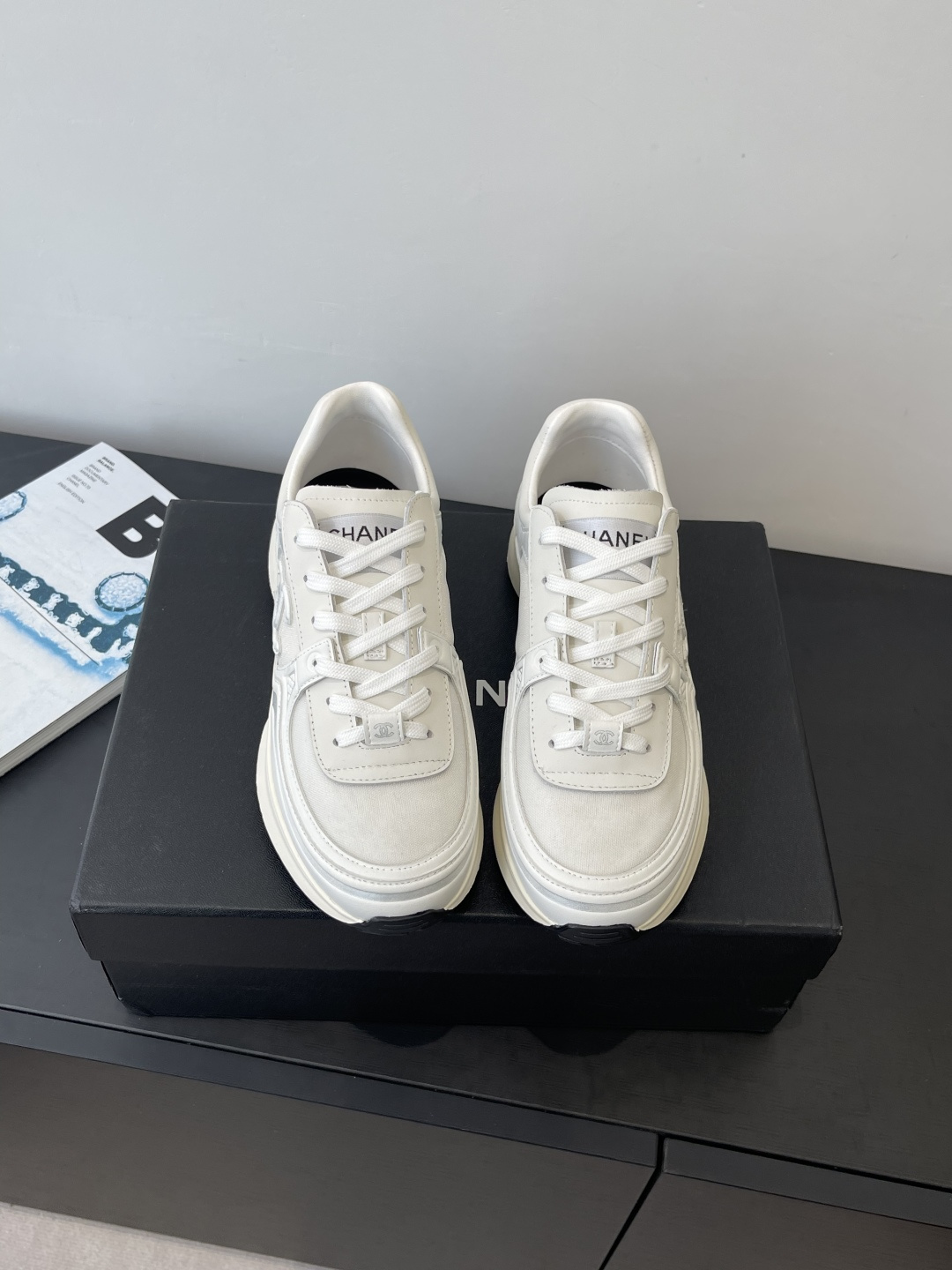 NO:645964,Chanel Chanel 25ss latest casual shoes and sports shoes are made of leather and mesh materials, with both texture and breathability. The shoe body has the brand's iconic double C logo, which is highly recognizable. The style covers simplicity, coolness and sweetness. The lace-up design fits the foot shape. It is comfortable to wear and easy to adjust the elasticity. It combines sports style and luxury. It is suitable for daily leisure and adds a sense of luxury to the look. The upper is imported first-layer cowhide and the lining is sheepskin.  Original open mold combination outsole, size 35-40 (custom-made 40 non-returnable), casual shoes/sports shoes, chanel, chanel, sneakers, cowhide, sheepskin19860909Chanel 香奈儿 25ss最新款 休闲鞋 运动鞋 采用皮革与网面拼接的材质 兼具质感与透气性 鞋身带有品牌标志性的双C logo 辨识度极高 风格涵盖简约 酷感与甜美 系带设计贴合脚型 穿着舒适且便于调节松紧 融合了运动风与奢华感 既适合日常休闲 又能为造型增添高级感 鞋面进口头层牛皮 内里羊皮 原版开模组合大底 码数35-40（40定做不退换）,休闲鞋/运动鞋,chanel,chanel,sneakers,cowhide,sheepskin,Women's Shoes