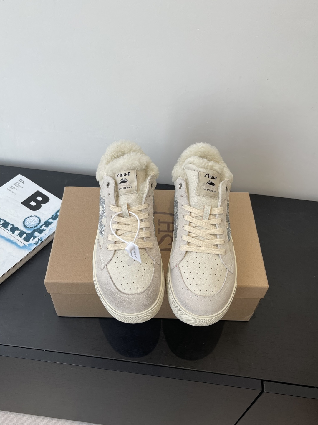 NO:645969,ASH new autumn and winter wool casual shoes, white shoes, lambswool added on the collar and lining, artificial plush lining, can lock in heat, feel soft and skin-friendly, the upper uses a combination of leather + suede, side glitter decoration, basic sneaker version, plush elements, has both a casual feel and a soft and cute atmosphere, can be worn with trousers, skirts and other styles, the sole rubber material has both wear resistance and foot feel, upper, sheepskin/cow suede, lining wool  Rubber outsole, size 35-40 (40 is custom-made and non-returnable), casual shoes/sports shoes, sneakers, skirts, sheepskin, chamois leather19860909ASH 秋冬新款 羊毛休闲鞋 小白鞋 鞋口和内里加了羊羔毛 人造毛绒衬里 能锁住热量 脚感柔软亲肤 鞋面用了皮革+麂皮的组合 侧面闪粉装饰 基础板鞋版型 毛绒元素 既有休闲感又带软萌氛围 能搭裤子 裙子等多种穿搭 鞋底橡胶材质 兼顾耐磨和脚感 鞋面 羊皮/牛反绒 内里羊毛 橡胶大底 码数35-40（40定做不退换）,休闲鞋/运动鞋,sneakers,skirts,sheepskin,chamois leather,Women's Shoes