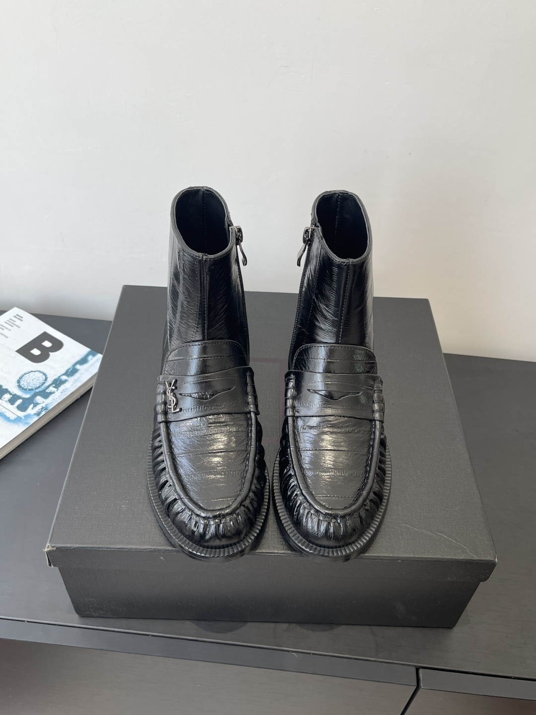 NO:646650,Saint Laurent Saint Laurent 25ss latest model brogue British style loafers short boots 2025 new upgrade recommended single product The same style as the star is very comfortable on the foot. The finished product is very popular and can withstand the test of time. Recommended single product in autumn and winter. It is a must-have for fashionable people with dresses. Skinny jeans. Original imported calfskin upper, sheepskin lining for foot pads. Italian imported multi-layer combination genuine leather outsole. Size 35-40.  (40.41.42 Customized items are not returnable or exchangeable), boots, saint laurent, saint laurent, loafers, boots, skirts, cowhide, sheepskin, Leather soles19860909Saint Laurent 圣罗兰 25ss最新款 布洛克英伦风 乐福鞋 短靴 2025全新升级力推单品 明星同款 上脚效果非常舒服 成品极具流行风潮 能承受时间的检验 秋冬力推单品 搭配连衣裙 skinny jeans潮人必备 鞋面原版进口小牛皮 垫脚内里羊皮 意大利进口多层组合真皮大底 码数35-40 (40.41.42定做不退换),靴子,saint laurent,saint laurent,loafers,boots,skirts,cowhide,sheepskin,Leather soles,Women's Shoes