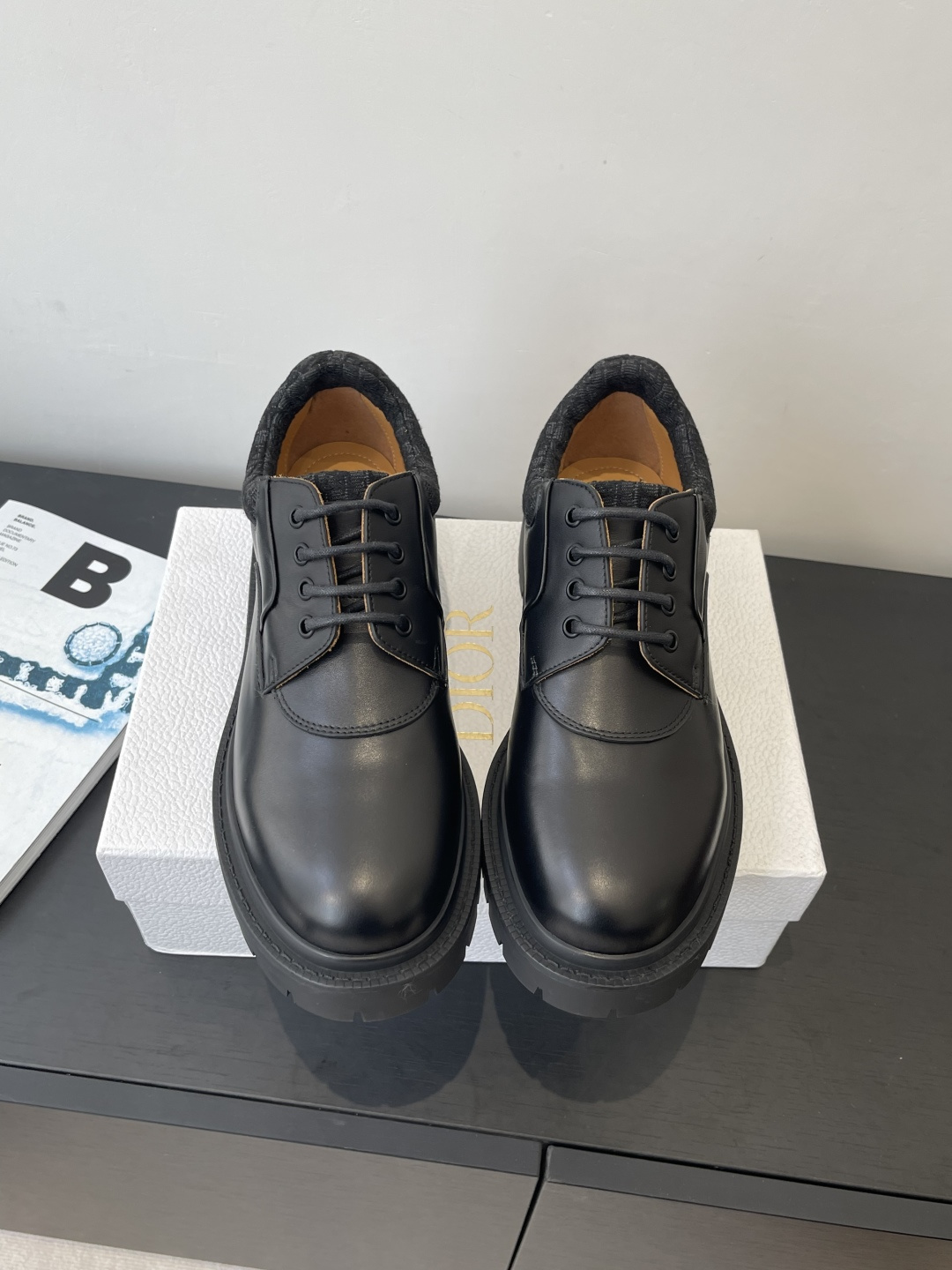 NO:647503,Dior Dior 25 latest model men's old-money style leather shoes. They are definitely this year's big hit. They are very good-looking. Simple upper design, very brand-recognizable presbyopia embellishment, full of details. The upper foot is generous, showing slim legs and temperament. It can instantly increase the height. A proper height-increasing tool. The upper is made of imported calfskin. The lining is mixed sheepskin. The original combination rubber outsole.  Size 39-45, loafers, dior, dior, loafers, cowhide, sheepskin19860909Dior迪奥 25最新款 男款 老钱风皮鞋 绝对是今年的大爆款贼好看 简约的鞋面设计 极具品牌辨识度的老花点缀 细节拉满 上脚大气显腿瘦气质这块刚好拿捏 瞬间拉高身高 妥妥的增高神器 鞋面进口材料小牛皮 内里混种羊皮 原版组合橡胶大底 码数39-45,乐福鞋,dior,dior,loafers,cowhide,sheepskin,Women's Shoes