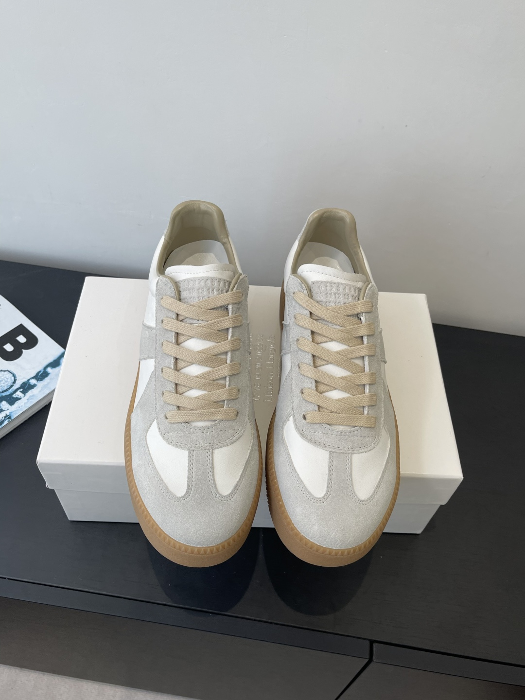 NO:648369,Men's 10MaisonMargiela MM6 thick-soled German training shoes. Original purchased and developed. Made by a genius designer brand. An affordable luxury brand. This German training shoe continues the classic T-shaped leather splicing design. It has been carefully improved many times by the design team, just to let you experience the most original military taste~Material: Special material/cloth. The soft and delicate characteristics are combined with the fashionable cloth to make it extremely soft and comfortable.  At the same time, it maintains good breathability ~ Comfort and texture go hand in hand. It is easy to wear with any combination in all seasons. The fabric is original custom-made imported cowhide. The lining is imported soft sheepskin. The original open-molded rubber material. Bottom thickness 5CM. Size 35-45 (40 for women, 45 for men, customized and non-returnable), casual shoes/sports shoes, masion margiela, masion margiela, sneakers, cowhide, sheepskin19860909男款10MaisonMargiela MM6 马吉拉 厚底 德训鞋 原版购入开发 做货 鬼才设计师品牌 一个轻奢品牌 这一款德国训练鞋延续了经典的T形真皮拼接设计 经过设计团队多次的精心改良,只为让您体验最原始的军旅味道~材质 特殊材料/布面 柔软细腻的特点与时尚潮流的布面相结合 使其既有超高的柔软舒适度 又同时保持不错的透气性能~舒适与质感并行 轻松驾驭四季穿着任何搭配 面料原版定制进口牛皮 内里进口柔软羊皮里 原版开模橡胶材质 底厚5CM 码数35-45（女款40 男款45定做不退换）,休闲鞋/运动鞋,masion margiela,masion margiela,sneakers,cowhide,sheepskin,Women's Shoes