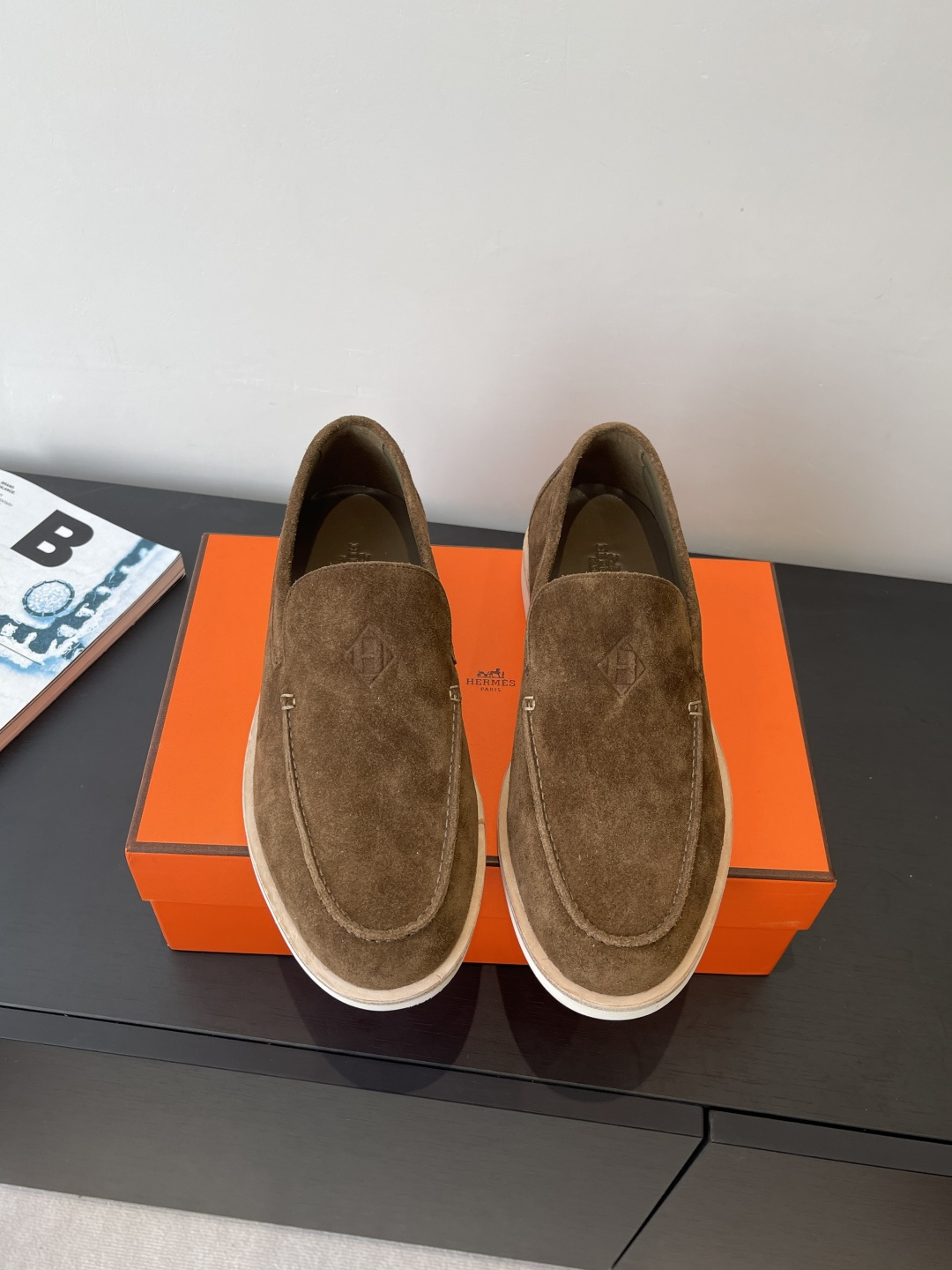 NO:648364,Hermes Hermès 25ss new men's loafers slip-on. This Julian series calfskin and suede goatskin lace-up-free sneakers are decorated with iconic 'H' details. The design is simple and smooth, creating a fashionable urban look. Comfortable and versatile. H family classics are not outdated. The material is original frosted cowhide. The lining is imported soft sheepskin. The sole is the original molded sole.  Size male 39-46 (45.46 customized), loafers, hermes, hermes, loafers, sneakers, cowhide, sheepskin, chamois leather19860909Hermes 爱马仕 25ss新款 男款乐福鞋 一脚蹬 这款Julian系列小牛皮和麂皮山羊皮免系带运动鞋 饰有标志性“H”细节 设计简约流畅 打造时尚都市造型 舒适百搭 H家经典不过时 面料原版磨砂牛皮 内里进口柔软羊皮 鞋底原版开模鞋底 码数男39-46(45.46定做）,乐福鞋,hermes,hermes,loafers,sneakers,cowhide,sheepskin,chamois leather,Women's Shoes