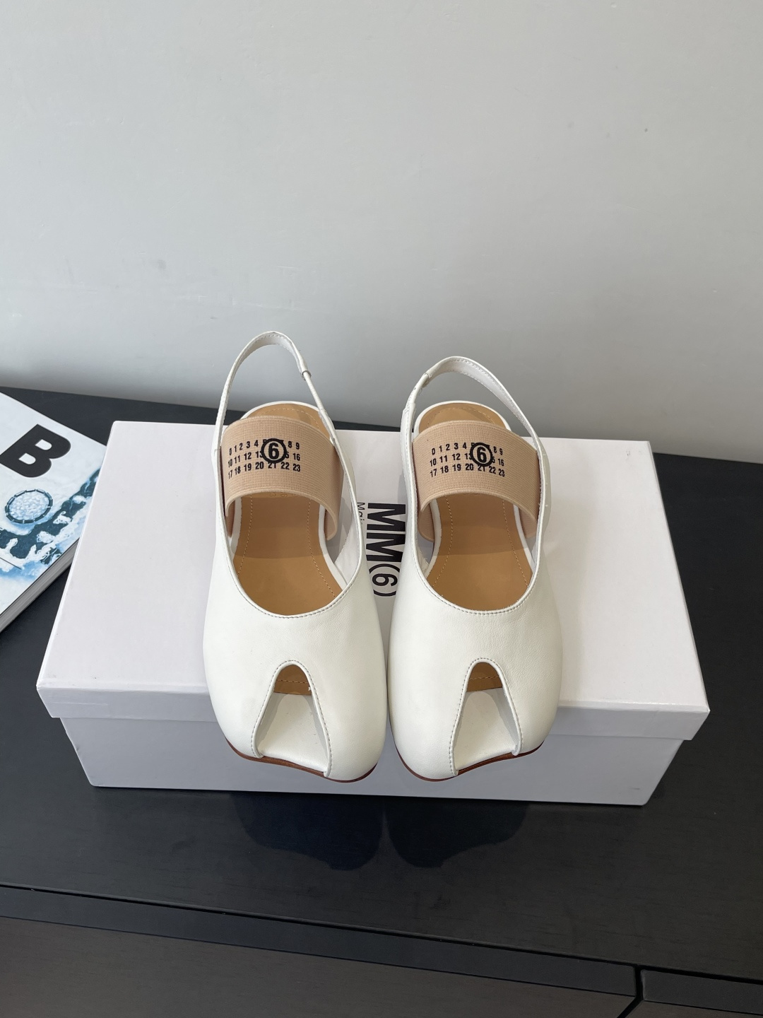 NO:650400,MM6 Maison Magical 26ss new spring and summer Mary Jane ballet shoes, fish mouth sandals, needless to say comfort, they will definitely be very comfortable. The silhouette, unique design and contrasting material collage are the features worth looking forward to. These ballet shoes are made of very textured sheepskin fabric/cowhide lining, unique design of foot fish mouth opening and mm6 unique logo elastic band, Italian genuine leather outsole  Size: 35-40 (40.41 customized) with original packaging, sandals, masion margiela, masion margiela, sandals, mary jane, cowhide, sheepskin, Leather soles19860909MM6 马吉拉 26ss春夏新品 玛丽珍 芭蕾舞鞋 鱼嘴凉鞋 舒适度不用说 肯定会很舒服的 廓形 独具匠心的设计和对比材质的拼贴均是 MM6 Maison Magical 值得期待的特色 这款芭蕾舞鞋采用很有质感的羊皮面料/牛皮内里垫脚鱼嘴开口独特设计和mm6独有的logo松紧带 意大利真皮大底 码数:35-40（40.41定做） 配原版一致包装,凉鞋,masion margiela,masion margiela,sandals,mary jane,cowhide,sheepskin,Leather soles,Women's Shoes