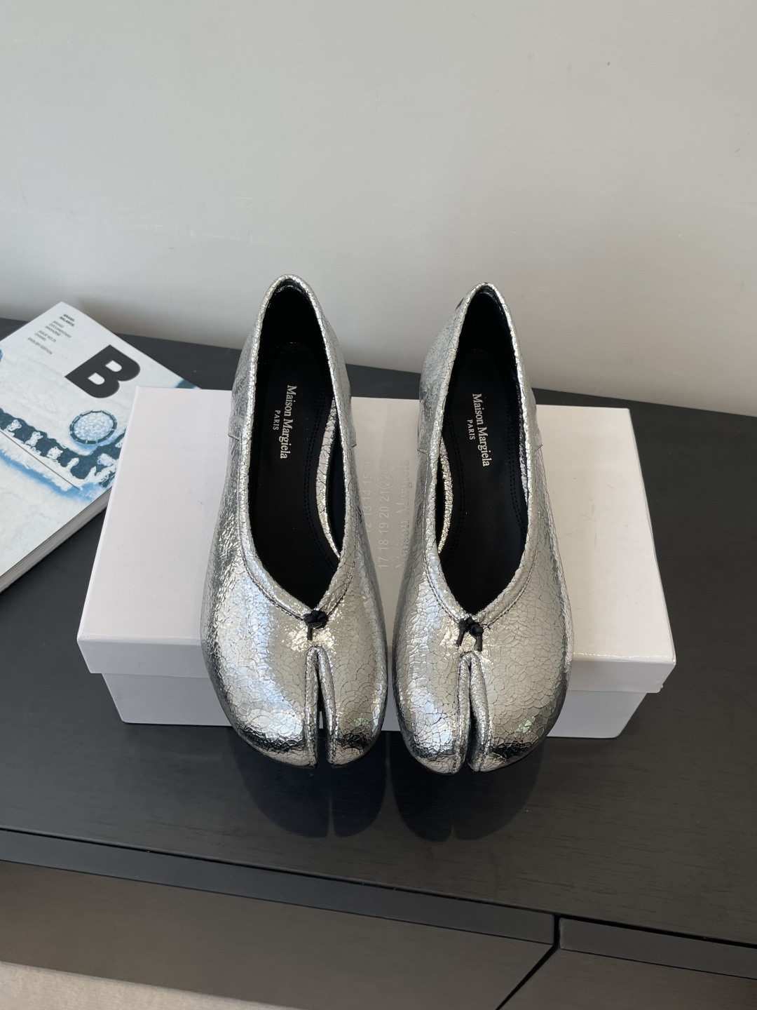 NO:650393,Maison Margiela MM6 Margiela, the latest wrinkled split-toe shoes, ballet slippers, Margiela designers are so talented. They use pleats as design elements to create classic new shoes. Single shoes are smart and exquisite. Match with short skirts. Sexy personality. The upper feet are not bound by conventions. The upper feet are soft and comfortable. The lining is imported cowhide. The fabric is imported vegetable tanned sheepskin. Original genuine leather outsole. Heel height 3.5 cm. Size 35-40 (40 customized), split-toe shoes, masion.  margiela,masion margiela,skirts,cowhide,sheepskin,Leather soles19860909Maison Margiela MM6马吉拉 最新款皱褶分趾鞋 芭蕾舞鞋 马吉拉设计师太有才了 采用褶皱作为设计元素打造经典新鞋品 单鞋干练精致 搭配短裙 性感个性 上脚不被常规所拘束 上脚柔软舒适 内里进口牛皮 面料进口植鞣羊皮 原版真皮大底 跟高3.5 cm 码数35-40（40定做）,分趾鞋,masion margiela,masion margiela,skirts,cowhide,sheepskin,Leather soles,Women's Shoes