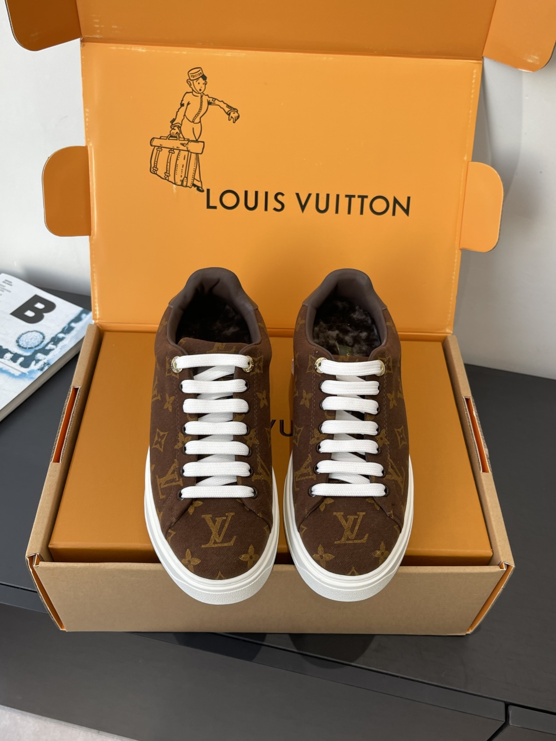NO:650388,LouIs Vuitton Louis Vuitton TIME OUT casual sneakers, white shoes, woolen This Time Out sneaker is stitched with cow leather and Monogram denim, echoing the current season's leather goods series. The denim luggage tag is fixed on the upper with a leather strap, highlighting Louis Vuitton's travel heritage. Dazzling inscribed eyelets and brand logo embossing on the tongue add exquisite details. Original cow suede upper, sheepskin lining, wool padding, original molded outsole  Size 35-40 (40 customized), casual shoes/sports shoes, louis vuitton, louis vuitton, sneakers, cowhide, sheepskin19860909LouIs Vuitton 路易威登TIME OUT休闲板鞋 小白鞋 毛里 本款Time Out运动鞋拼接牛皮革与 Monogram 丹宁布 与当季皮具系列遥相呼应 丹宁布行李牌通过皮革饰带固定于鞋面 彰显路易威登的旅行传承 耀目铭纹孔眼与鞋舌处品牌标识压纹增添考究细节 鞋面原版牛反绒 内里羊皮 垫脚羊毛 原版开模大底 码数35-40（40定做）,休闲鞋/运动鞋,louis vuitton,louis vuitton,sneakers,cowhide,sheepskin,Women's Shoes