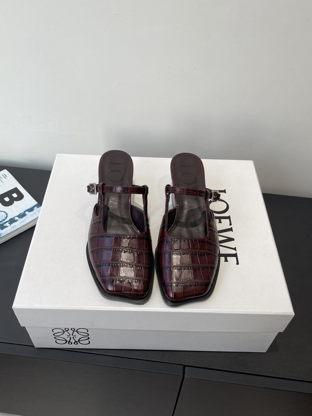 NO:652582,LOEWE 2026ss spring and summer new thick heel mules LOEWE is the most popular designer brand in the past two years. The design is simple, the details are clever, fresh and refined, but it is so easy to match with ins and Xiaohongshu. This brand can be seen everywhere. The upper is calfskin. The lining is imported goatskin. The outsole is original imported genuine leather. The heel is 5cm high.  Size 35-40 (40 customized), slippers, loewe, loewe, slippers, cowhide, sheepskin, Leather soles19860909LOEWE 罗意威 2026ss春夏新款 粗跟穆勒鞋 LOEWE作为这两年最受欢迎的设计师牌 设计简单、细节巧妙、清新脱俗 却又是那么好搭配 ins、小红书随处可见这个品牌的身影 鞋面小牛皮 内里进口山羊皮 大底原版进口真皮大底 跟高5cm 码数35-40（40定做）,拖鞋,loewe,loewe,slippers,cowhide,sheepskin,Leather soles,Women's Shoes