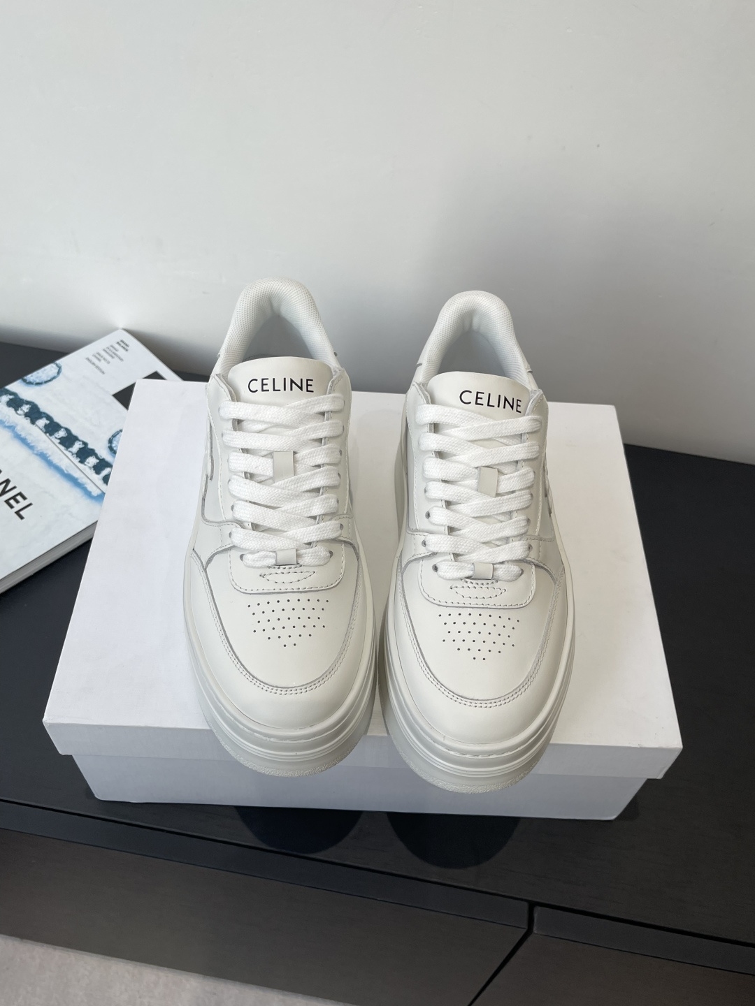 NO:652574,CELINE Celine 25ss new catwalk style casual shoes, thick-soled sports shoes. This season's sports casual shoes are refreshing in terms of the last shape and the splicing of the partitions. The front and rear brand LOGO echoes, and the large bottom edge is clearly embellished with Celine letters. All of them highlight the brand elements, the upper is cowhide, and the TPU private model outsole  Size 35-41 (40.41 customized), casual shoes/sports shoes, celine, celine, sneakers, cowhide19860909CELINE 赛琳 25ss新品走秀款休闲鞋 厚底运动鞋 这一季运动休闲鞋无论从楦型的轮廓 隔板的拼接都让人耳目一新 前后品牌LOGO相呼应、大底边位明显Celine字母点缀 无不彰显品牌元素、鞋面牛皮、TPU私模大底 码数35-41（40.41定做）,休闲鞋/运动鞋,celine,celine,sneakers,cowhide,Women's Shoes