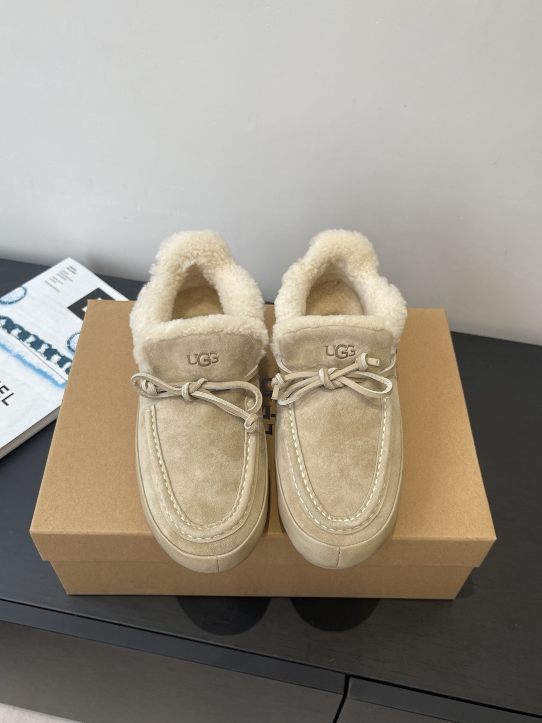 NO:652569,UGG snow boots, the latest style in autumn and winter, furry shoes, must-have furry shoes in autumn and winter. Real wool is super warm on the feet. A shoe that will not clash with clothes. Simple partition design. Logo embellishment in details, full of high-end sense. It can be worn with any pants or skirt. Very comfortable and good-looking on the feet. The sole is super light. The upper is high-mercerized cowhide and the lining is real wool. A proper height-increasing artifact. Original molded foam outsole.  Size 35-40, loafers, boots, skirts, cowhide19860909UGG雪地靴 秋冬最款新 毛毛鞋 秋冬必备毛毛鞋 真羊毛上脚超暖和 一款不会撞衫的鞋子 简约的隔板设计 细节处logo点缀高级感满满 无论什么裤子裙子都能驾驭 上脚非常舒适好看鞋底超级轻 鞋面高丝光牛皮 内里真羊毛 妥妥的增高神器 原版开模发泡大底 码数35-40,乐福鞋毛毛鞋,loafers,boots,skirts,cowhide,Women's Shoes