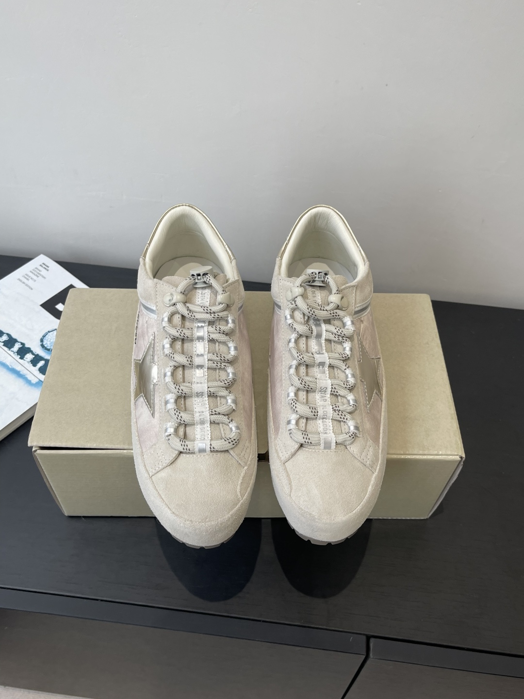 NO:652563,GGDB Golden Goose's latest thick-soled casual shoes, moral training shoes, many celebrity Internet celebrities, the most popular design at the moment, star logo embellishment, full of brand sense, a shoe that is easy to match, feels super comfortable on the feet, breaks the traditional aesthetic, small dirty shoes can be demonstrated on the feet of celebrities in private clothes, they are so versatile, you no longer have to worry about washing shoes, the upper is original custom cowhide, the lining is mixed sheepskin, the original molded non-slip outsole  Size 35-40, casual shoes/sports shoes, sneakers, cowhide, sheepskin19860909GGDB Golden Goose最新款 厚底 休闲鞋 德训鞋 超多明星网红种草 当下最流行的设计 星星logo点缀 品牌感拉满 超好搭配的一款鞋子 脚感超级舒服 打破传统审美 小脏鞋做到了明星私服上脚示范 就是这么百搭 再也不用担心洗鞋的问题啦 鞋面原版定制牛皮 内里混种羊皮 原版开模防滑大底 码数35-40,休闲鞋/运动鞋,sneakers,cowhide,sheepskin,Women's Shoes