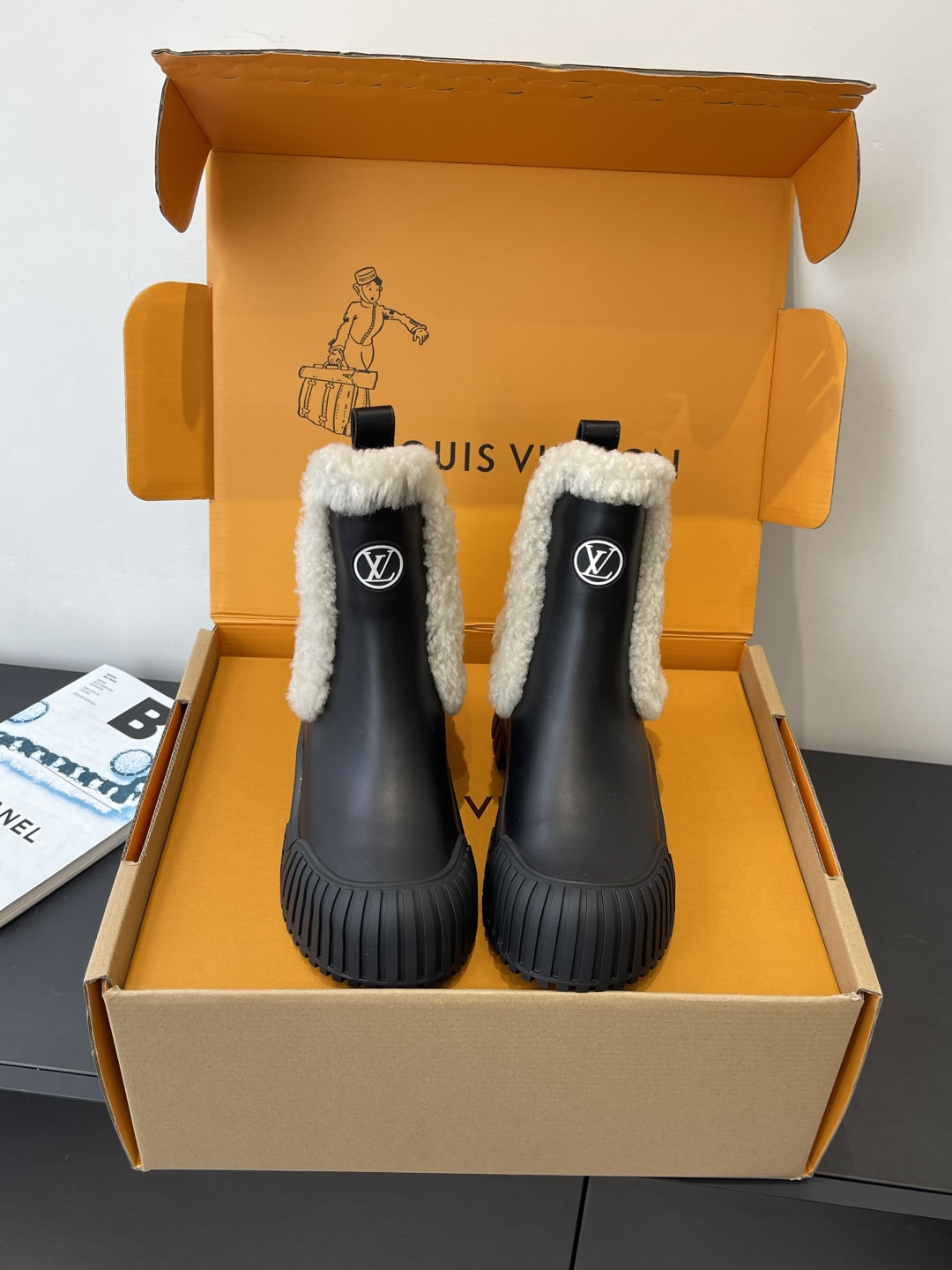 NO:652556,Louis Vuitton Louis Vuitton slip-on short boots, casual and versatile, fashionable and trendy style, comfortable on the feet, with Louis Vuitton logo embellishment, eight-inch boots with elegant temperament, imported calfskin/imported suede, lining sheepskin TPU original molded outsole, size 35-41 (40 41 customized), boots, louis vuitton, louis vuitton, boots, cowhide, sheepskin, chamois leather19860909Louis Vuitton路易威登 一脚蹬短靴 休闲百搭时尚潮流款 上脚舒适 搭配路易威登标识点缀亮点 八寸靴大气显气质 面料进口小牛皮/进口麂皮 内里羊皮 TPU原版开模大底 码数35-41（40 41订做）,靴子,louis vuitton,louis vuitton,boots,cowhide,sheepskin,chamois leather,Women's Shoes