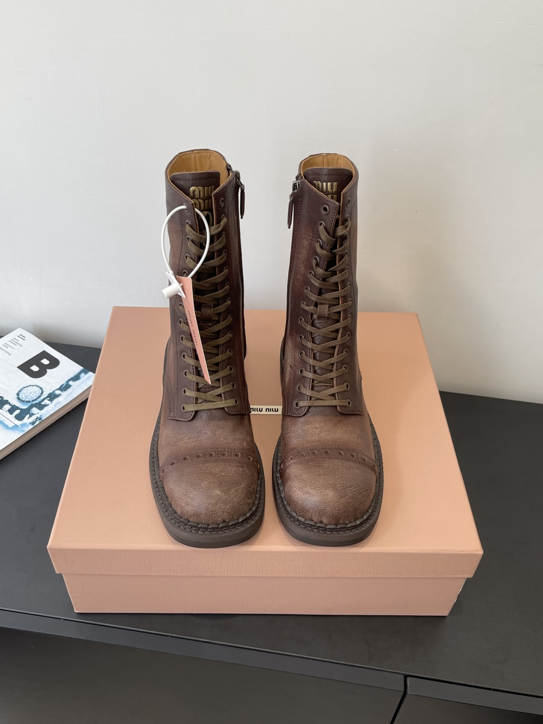 NO:653058,Purchasing agent level short boots and long boots MiuMiu Autumn and winter catwalk series upgraded version retro distressed Martin boots A fusion of wasteland style fashion aesthetics The catwalk photos frequently appear on the covers of major fashion magazines Zhang Yuanying and other stars on the feet Comfortable standard configuration You won’t regret it if you close your eyes and the combination can be salty or sweet (ZP develops hardware to customize the true version of the midsole) The upper is customized imported calfskin The sole is made of genuine leather welt combined outsole  Size 35-39 (40 is custom-made and non-refundable), boots, miumiu, boots, cowhide19860909代购级 短靴长靴 MiuMiu缪缪 秋冬走秀系列 升级版 复古 做旧马丁靴  一场做废土风时尚美学融合 走秀图频频出现在各大时装杂志封面 张元英等各路明星上脚 舒适标配 闭眼入都是不会后悔 搭配还是可咸可甜（ZP开发五金 订制真正对版中大底） 鞋面定制进口小牛皮 鞋底真皮沿条组合大底 码数35-39 (40定做不退换),靴子,miumiu,boots,cowhide,Women's Shoes