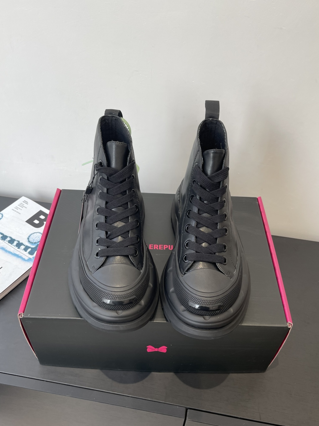 NO:668047,The Smilerepublic high-top Smile 2.0 series is here. The thick sole is so soft that it seems to have its own spring. The shape of the shoe makes the whole leg very delicate. When paired with mid-calf socks, you can instantly transform into a college girl. The 7cm outsole is light and tall. The thick sole instantly elongates the body proportions and becomes the focus of fashion. Stable and thick sole. Comfortable material. Long-term wear without tiring the feet. It allows me to shine confidently in the spotlight. I have gained countless looks and many stars have stepped on my feet.  Size female 35-40 male 40-45, casual shoes/sports shoes, sneakers19860909Smilerepublic 高帮 开口笑2.0系列重磅来袭 厚底软得像是自带弹簧 鞋型把整条腿衬得特别秀气,配中筒袜瞬间变身学院少女 7cm大底轻盈又增高 厚底瞬间拉长身材比例,成为时尚焦点 稳固厚底 舒适材质 久穿不累脚 让我在聚光灯下自信闪耀 收获无数目光 众多明星纷纷上脚 码数女35-40男40-45,休闲鞋/运动鞋,sneakers,Women's Shoes