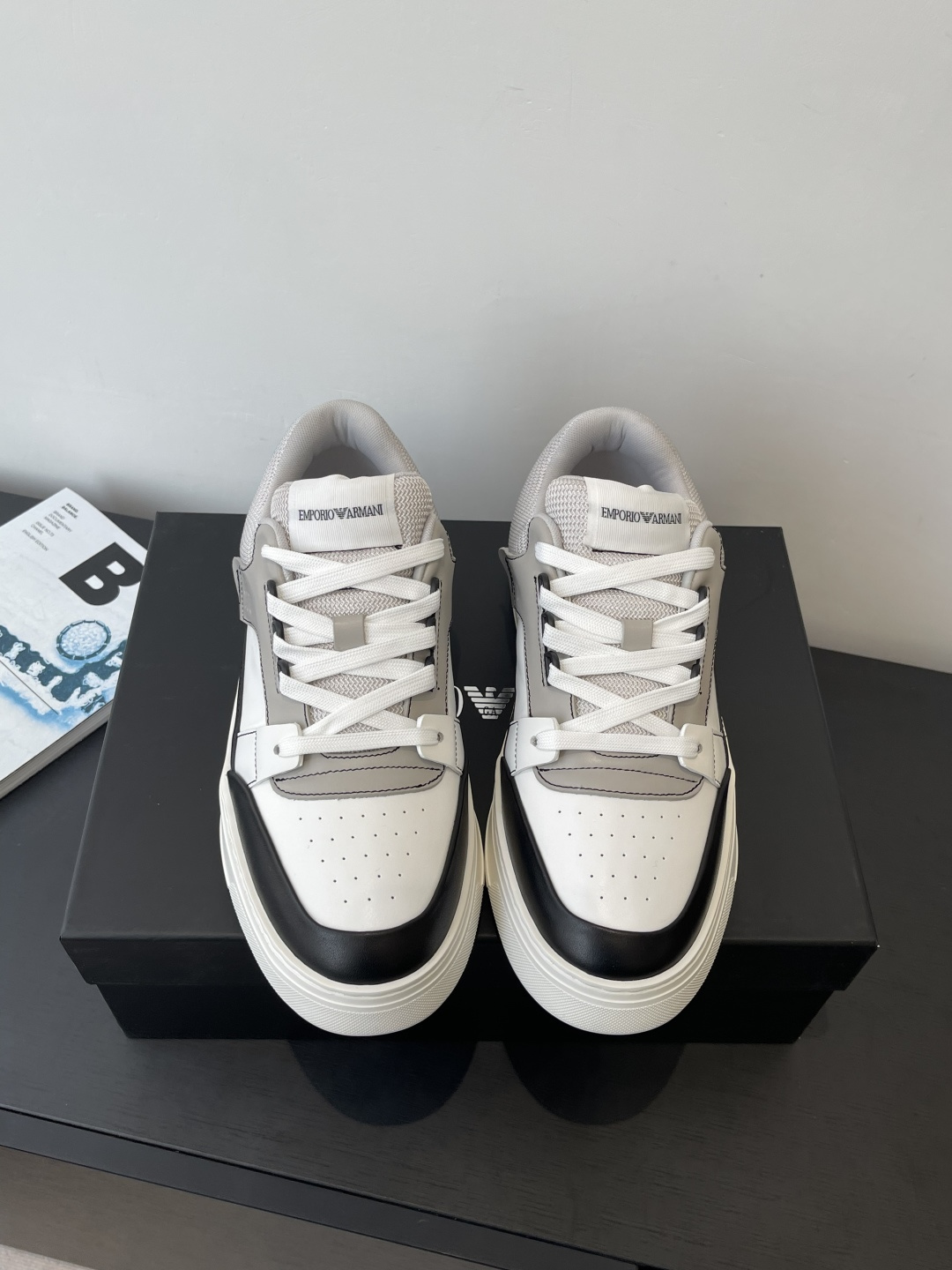 NO:668022,Emporio Armani Armani's new men's casual shoes. Color-blocking design of sports shoes. Simple and detailed. The upper is made of mesh + leather. It is breathable and durable. The rubber sole has strong grip. It is OK for daily commuting or light sports. There are brand logos on the tongue and side of the shoe. It is low-key to highlight the identity. Overall light and comfortable. Super versatile in spring and summer. It can be easily controlled whether it is casual or sports style. Size 39-45, casual shoes/sneakers, armani, armani, sneakers19860909Emporio Armani 阿玛尼 新款 男士休闲鞋 运动鞋拼色设计 简约又有细节感 鞋面采用网布+皮革拼接 透气又耐穿 橡胶鞋底抓地力强 日常通勤或轻运动都OK 鞋舌和侧面有品牌标志 低调彰显身份 整体轻便舒适 春夏穿搭超百搭 无论休闲还是运动风都能轻松驾驭~码数39-45,休闲鞋/运动鞋,armani,armani,sneakers,Women's Shoes