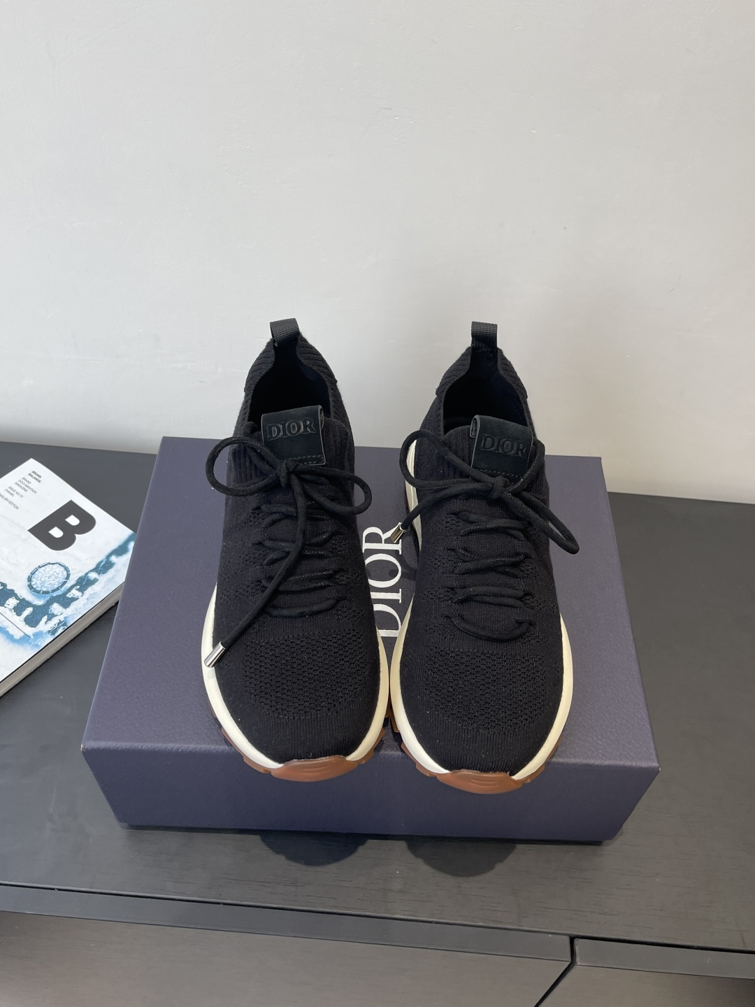 NO:668025,Dior's latest men's fly knit casual sports shoes B80 men's sports shoes are made of one-piece seamless knitting technology, breathable and comfortable, with full details. Thick sole design brings cushioning effect. White rubber outsole with dark upper, simple and stylish. Sock-type structure is easy to put on and take off. It has both sports vitality and fashion sense. The fabric is original imported high-density knitted material. The sole is original open-molded two-color TPU combination bottom. Size:  39-46 (45.46 customized), casual shoes/sports shoes, dior, dior, sneakers19860909Dior 迪奥 最新款 男士飞织休闲 运动鞋 B80男士运动鞋采用一体式无缝针织工艺 透气舒适 细节满分寸 厚底设计带来缓震效果 白色橡胶外底搭配深色鞋面 简约又有型 袜套式结构方便穿脱 兼具运动活力与时尚感 面料原版进口高密度针织材质 鞋底原版开模双色TPU组合底 码数: 39-46（45.46定做）,休闲鞋/运动鞋,dior,dior,sneakers,Women's Shoes