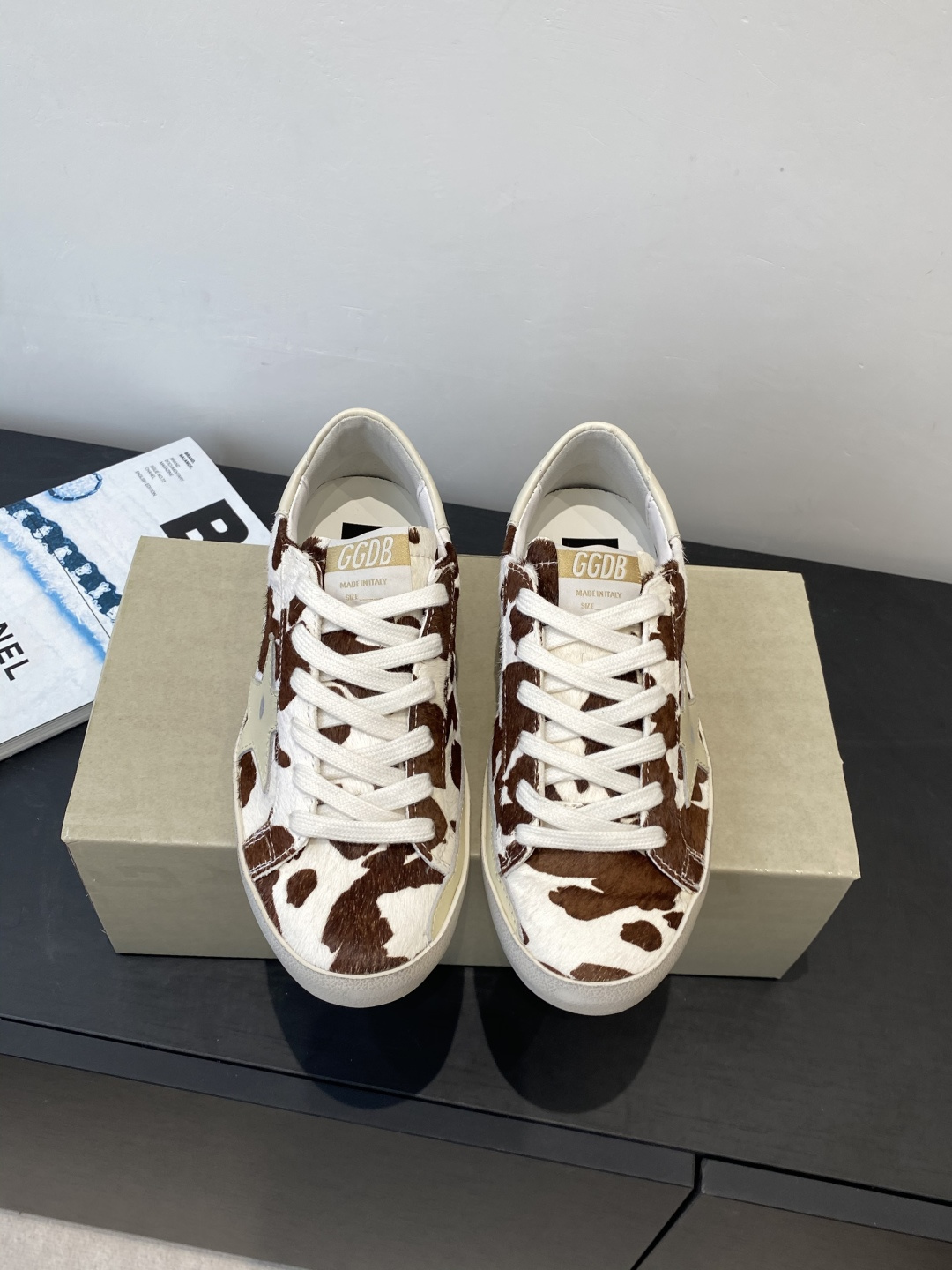 NO:668031,Women's style Men's style GGDB Retro distressed Increased stars Moral training shoes Casual dirty shoes Couple model Original purchase and development GGDB became popular earlier than white shoes Breaking the traditional aesthetic Small dirty shoes have been demonstrated on celebrities' private clothes. They are so versatile. You no longer have to worry about washing shoes. The fabric is original custom-made water-dyed cowhide. The lining is imported breathable towel velvet. The original molded anti-slip rubber outsole. Size 35-45 (female 40)  Men 45 (customized, non-refundable), casual shoes/sports shoes, sneakers, cowhide19860909女款 男款 GGDB 复古做旧 增高星星 德训鞋 休闲小脏鞋 情侣款 原版购入开发 做货 GGDB火红程度比小白鞋还要早 打破传统审美 小脏鞋做到了明星私服上脚示范 就是这么百搭 再也不用担心洗鞋的问题啦 面料原版定制定制水染牛皮 内里进口透气毛巾绒里 原版开模防滑橡胶大底 码数35-45（女40 男45 定做不退换）,休闲鞋/运动鞋,sneakers,cowhide,Women's Shoes