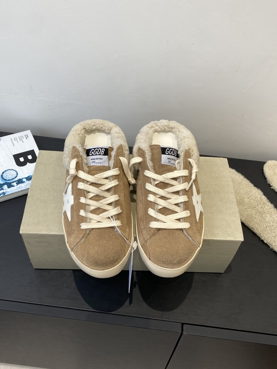 NO:668032,GGDB Golden Goose Deluxe Brand's new autumn and winter wool lining, small dirty shoes, casual shoes, many celebrities and Internet celebrities are planting grass, the most popular design at the moment, star logo embellishment, full of brand sense, a pair of shoes that are very easy to match, the foot feels super comfortable, breaking the traditional aesthetic, the small dirty shoes have been demonstrated on celebrities' private clothes, they are so versatile, you no longer have to worry about washing shoes, the upper is original custom cowhide, the lining is imported lamb hair/cow leather feet (an extra pair of wool feet are included)  Original mold opening with increased height of 3.5cm latex insole, original TPU two-color outsole, size 35-40 (customized for 40), casual shoes/sports shoes, sneakers, cowhide19860909GGDB Golden Goose Deluxe Brand 秋冬新款羊毛里 小脏鞋 休闲鞋 超多明星网红种草 当下最流行的设计 星星logo点缀 品牌感拉满 超好搭配的一款鞋子 脚感超级舒服 打破传统审美 小脏鞋做到了明星私服上脚示范 就是这么百搭 再也不用担心洗鞋的问题啦 鞋面原版定制牛皮 内里进口羊羔毛/牛皮垫脚（多送一对羊毛垫脚） 原版开模3.5cm内增高乳胶鞋垫 原版TPU双色大底 码数35-40（40定做）,休闲鞋/运动鞋,sneakers,cowhide,Women's Shoes