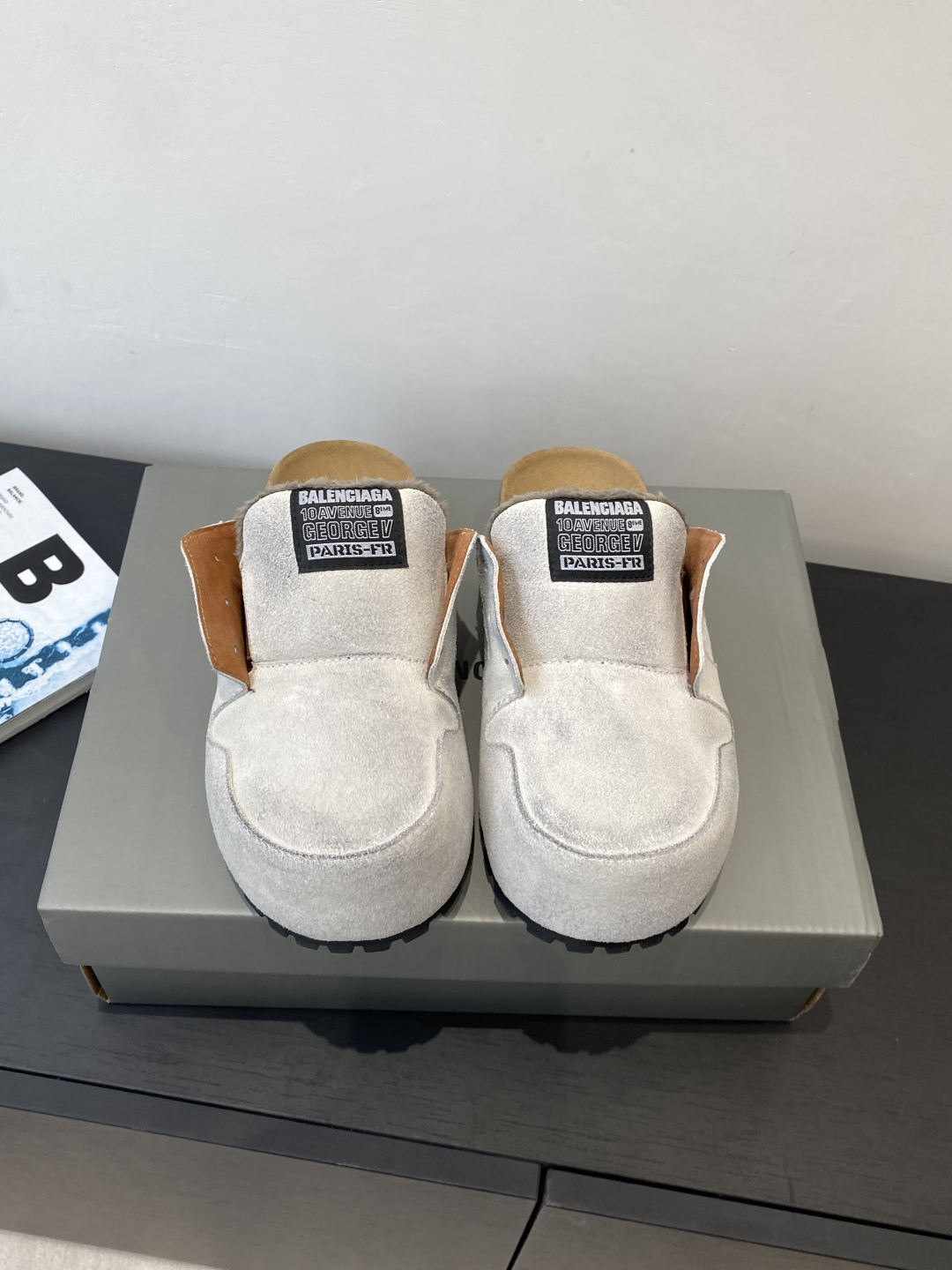 NO:668818,Top quality balenciaga ss26 new arrival~ Balenciaga 2026 early spring series catwalk mule shoes BALENCIAGA Dumbo Mule opens up the retro lazy style. This genderless series covers mule shoes. Made of distressed suede, white and black  The three colors of beige are suitable for a variety of styles ~ round toe + oversized tongue bring retro relaxation ~ embroidered label on the tongue hides brand genes, cork insole superimposed with comfortable buff, full of fashion and practicality Size35-40, half drag, balenciaga, balenciaga19860909顶级品质 balenciaga ss26 new arrival～ 巴黎世家2026早春系列走秀款穆勒鞋 BALENCIAGA Dumbo Mule 开启复古慵懒风 这款无性别系列涵盖穆勒鞋 用做旧绒面革打造,白 黑 米三个色都适配多元风格～圆形鞋头+超大鞋舌自带复古松弛感～鞋舌刺绣标签暗藏品牌基因,软木鞋垫叠加舒适buff时髦与实穿性拉满 Size35-40,半拖,balenciaga,balenciaga,Women's Shoes