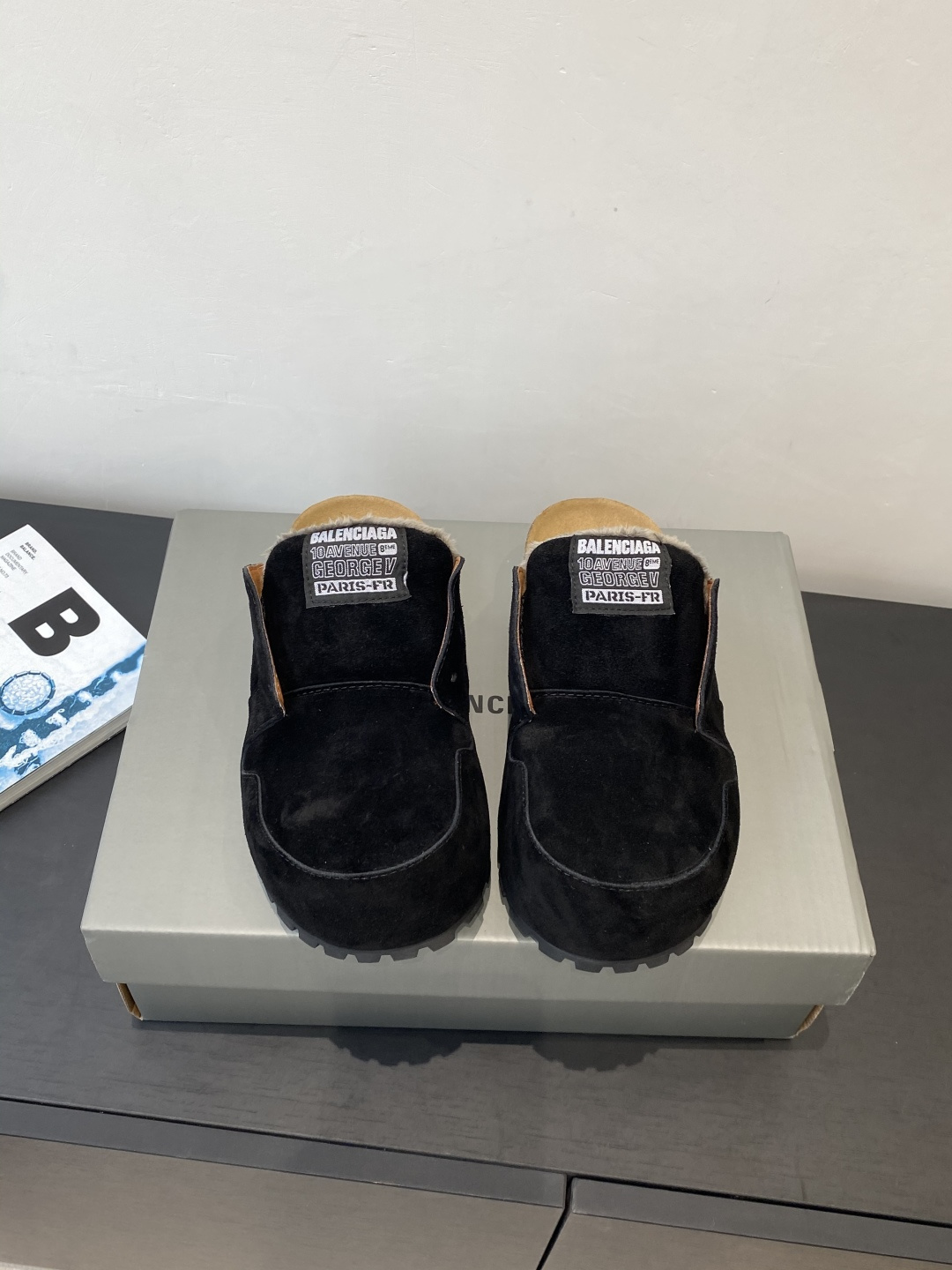 NO:668045,Balenciaga Balenciaga's 26 new model for spring, Dumbo Mule semi-slipper, opens up the retro lazy style. The 2026 spring series non-catwalk model 'Dumbo Mule' mule shoes are officially unveiled. Seize the trend with unique design. Made of distressed suede. White, black, and beige are suitable for multiple styles. Round toe and oversized tongue bring retro relaxation. Embroidered label on tongue hides brand genes. Cork insole superimposed with comfortable buff.  Fashionable and practical, full size 35-40, half drag, balenciaga, balenciaga, slippers19860909Balenciaga 巴黎世家 26春新款 穆勒博肯半拖鞋 Dumbo Mule开启复古慵懒风 2026春季系列非走秀款「Dumbo Mule」穆勒鞋正式亮相 凭独特设计抢占潮流视野 用做旧绒面革打造 白、黑、米色适配多元风格 圆形鞋头超大鞋舌自带复古松弛感 鞋舌刺绣标签暗藏品牌基因 软木鞋垫叠加舒适buff 时髦与实穿性拉满码数35-40码,半拖,balenciaga,balenciaga,slippers,Women's Shoes