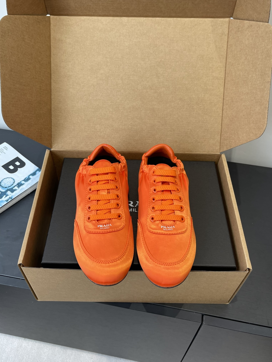 NO:668042,Prada Prada 26ss spring new slip-on moral training shoes, official spring and summer catwalk new style, fashionable and versatile, can be salty or sweet, does not scratch the feet at all, whether worn barefoot or with socks, super age-reducing, super versatile, custom-made silk fabric on the upper, sheepskin lining, original rubber outsole, size 35-40, casual shoes/sports shoes, prada, prada, sneakers, sheepskin, real  silk,socks19860909Prada 普拉达 26ss春新款 一脚蹬 德训鞋 官方春夏走秀新款 时髦百搭 即可咸又可甜 一点也不磨脚 无论光脚穿还是搭配袜子穿都超级减龄 超级无敌百搭 鞋面定制真丝布料 内里垫脚羊皮 原版橡胶大底 码数35-40,休闲鞋/运动鞋,prada,prada,sneakers,sheepskin,real silk,socks,Women's Shoes