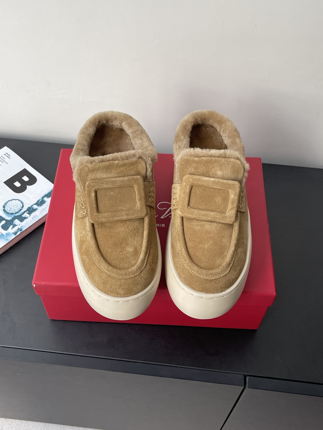 NO:669460,Roger Vivier 25ss new autumn and winter thick-soled fur shoes. The upper is made of suede calfskin. The interior is filled with sheep wool lining. It is thick, soft, skin-friendly and breathable. It has both warmth retention and foot feel. It is suitable for low-temperature environments in autumn and winter. The shoe body is decorated with the brand's classic square buckle decoration, which is a highly recognizable element of the brand. It exudes a sense of sophistication in simplicity. The thick-soled foam rubber sole can naturally increase the elongation ratio while maintaining lightness.  The shoe shape is a loose Muller semi-flip-flops style. It is easy to put on and take off without squeezing the feet. The color is a versatile color for autumn and winter. It can be adapted to a variety of outfits, such as knitted skirts and skirts. It can be worn in daily commuting and light casual scenes. The upper is made of original imported high silk satin suede. The lining is wool. Thick sole is 4.5cm. Original custom-made rubber foam outsole. Size 35-40 (custom-made 40 non-returnable), casual shoes/sports shoes, Roger  vivier,sneakers,skirts,cowhide19860909Roger Vivier 罗杰维维亚 25ss秋冬新款 厚底 毛毛鞋 鞋面是绒面小牛皮 内里填充绵羊毛衬里 厚实柔软且亲肤透气 兼顾保暖性与脚感 适合秋冬低温环境 鞋身点缀品牌经典方扣装饰 是品牌辨识度很高的元素 简约中透出精致感 厚底发泡橡胶鞋底 既能自然增高拉长比例 又保持了轻便性 鞋型是宽松的穆勒半拖款 穿脱方便且不挤脚 配色属于秋冬百搭色 能适配、针织裙、等多种穿搭 兼顾日常通勤与轻休闲场景 鞋面采用原版进口高丝光牛反绒 内里垫脚羊毛 厚底4.5cm 原版定制橡胶发泡大底 码数35-40（40定做不退换）,休闲鞋/运动鞋,roger vivier,sneakers,skirts,cowhide,Women's Shoes