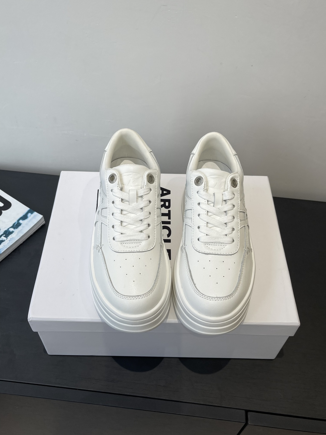 NO:669463,ARTICLE NO The latest spring and summer thick-soled sneakers from niche brands, white shoes and casual shoes. Super versatile. Pair with floor-length trousers and wide-leg pants. Thick-soled casual shoes are a must. They can be easily matched with many styles and looks. They look stylish with any clothes. This version can be said to be an excellent imitation. The round toe and thick sole design visually have the effect of heightening and slimming. The outsole height is 5CM and will not be bloated when worn.  Size 35-40 (40 is custom-made and non-refundable), casual shoes/sports shoes, sneakers19860909ARTICLE NO 小众品牌春夏最新款厚底 小白鞋 休闲鞋  超级百搭款 搭配拖地裤 阔腿裤的一定入厚底休闲鞋 可以轻松搭配超多风格和造型 搭配任何衣服都炒鸡洋气 这款版型可以说是优秀模仿生了 圆圆的鞋头加厚底设计视觉上起到增高又显瘦的效果 大底高度5CM 穿上不臃肿 码数35-40（40定做不退换）,休闲鞋/运动鞋,sneakers,Women's Shoes