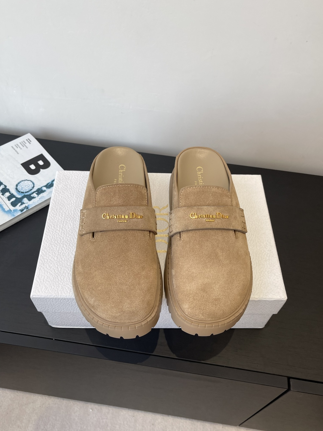NO:669451,Dior Dior 26ss spring and summer new D-Boy mules, thick-soled casual slippers. This Dior Boy mules, a new product in the early spring ready-to-wear series, cleverly combine the casual silhouette of clogs with Dior's haute couture style classic logo. It is equipped with a round toe. The upper is embellished with the golden tone Christian Dior Paris logo to enhance the style. The thick tonal notch sole design is fashionable and comfortable. The upper is customized with high mercerized suede. The lining is sheepskin. The original open-molded rubber outsole.  Size 35-41 (40.41 customized, non-refundable), half drag, dior, dior, slippers, sheepskin19860909Dior迪奥 26ss春夏新款 D-Boy穆勒鞋 厚底休闲拖鞋 这款Dior Boy穆勒鞋 早春成衣系列新品 将木底鞋的休闲廓形与Dior的高订风格经典标识巧妙结合 搭配圆形鞋头 鞋面点缀以金色调Christian Dior Paris标志提升格调 厚实的同色调凹口鞋底设计时尚舒适 鞋面定制高丝光牛反绒 内里垫脚羊皮 原版开模橡胶大底 码数35-41（40.41定做不退换）,半拖,dior,dior,slippers,sheepskin,Women's Shoes