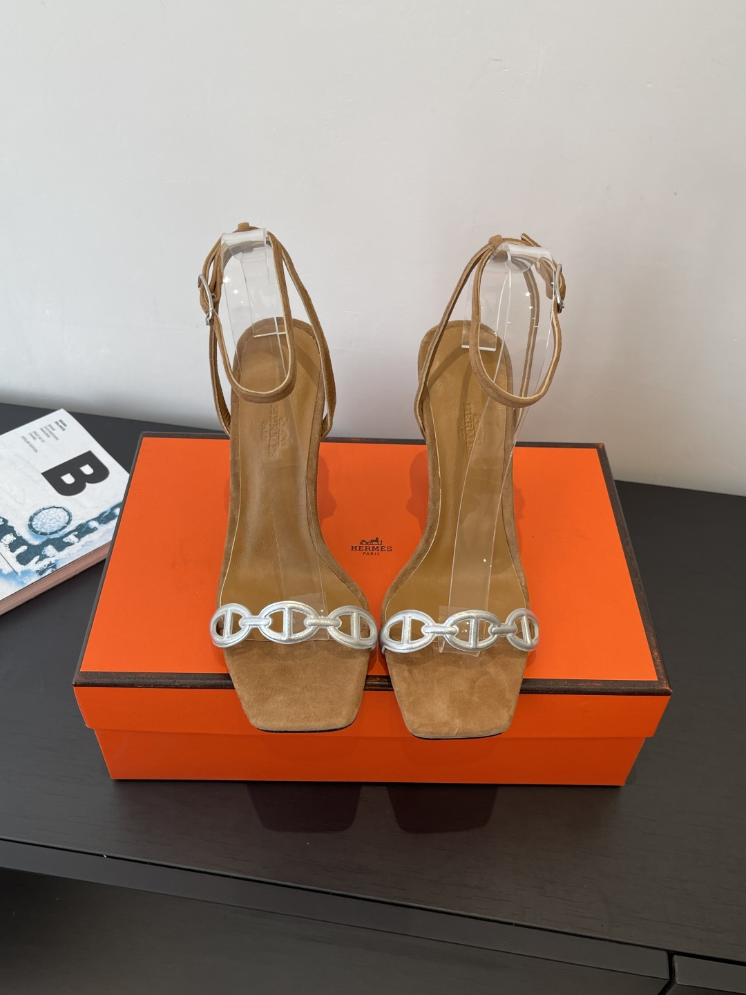 NO:669448,Top quality (with airplane case) Hermes new classic pig nose one-strap high-heeled sandals, square-toe buckle back sandals, the upper feet are really slim and super beautiful, Ma's specific exquisite lock logo is very eye-catching, fashionable and versatile, super comfortable, every detail is done to the extreme, matched with the iconic pig-nosed one-strap in wrong color, the design is simple and smooth, creating a fashionable and soft look, sheepskin upper, sheepskin lining, Italian genuine leather outsole  Heel height 10.5cm, size 35-39 (40.41.42 customized, non-refundable), high heels and sandals, hermes, hermes, sandals, high heels, sheepskin, sheep, Leather soles19860909顶级品质（配飞机盒） Hermes 爱马仕 新款经典猪鼻子一字带高跟凉鞋 方头搭扣后空凉鞋 上脚真的超级显瘦超级美 马家特定的精致锁扣logo 好看到爆 时尚又百搭 超级舒服 每个细节都做到极致 搭配错色调标志性猪鼻子一字带 设计简约流畅 打造时尚柔美造型 鞋面羊猄皮 内里垫脚羊皮 意大利真皮大底 跟高10.5cm 码数35-39（40.41.42定做不退换）,高跟鞋凉鞋,hermes,hermes,sandals,high heels,sheepskin,sheep,Leather soles,Women's Shoes