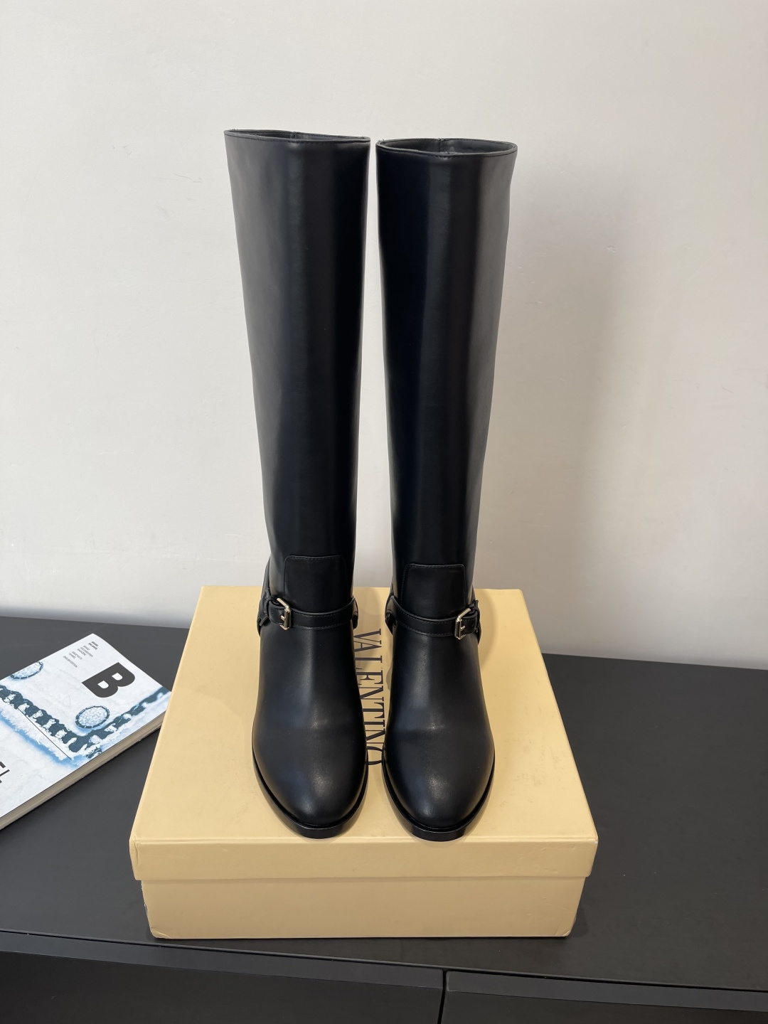 NO:669898,Valentino Valentino 25ss new autumn and winter style, round toe pull-on, calfskin boots, calfskin straps with vintage brass distressed effect VLOGO SIGNATURE buckle closure VALENTINO Valentino Cavalier boots, top-quality cow products, ingenious goods, classic reproduction, irresistible style, everyone can wear it. The special textured hardware brings out a full sense of high-end, elegant style, creating a different feeling, simple temperament style, the highest version on the market  Material: imported cowhide, inner foot pads, imported cowhide, Italian genuine leather outsole, heel height 7cm, size 35-42 (40 41 42 customized), boots, valentino, valentino, boots, cowhide, Leather soles19860909Valentino 华伦天奴 25ss秋冬新款 圆头套穿 小牛皮长靴 小牛皮饰带配以复古黄铜做旧效果VLOGO SIGNATURE搭扣开合 VALENTINO华伦天奴 骑士靴顶级牛品匠心好货经典再现拒绝不了的款式谁穿都好看 特别有质感的五金衬托出满满的高级感 优雅风格 创造不一样的感觉 简约气质款式 市场最高版本 材料进口牛皮 内里垫脚 进口牛皮 意大利真皮大底 跟高7cm 码数35-42（40 41 42订做）,靴子,valentino,valentino,boots,cowhide,Leather soles,Women's Shoes