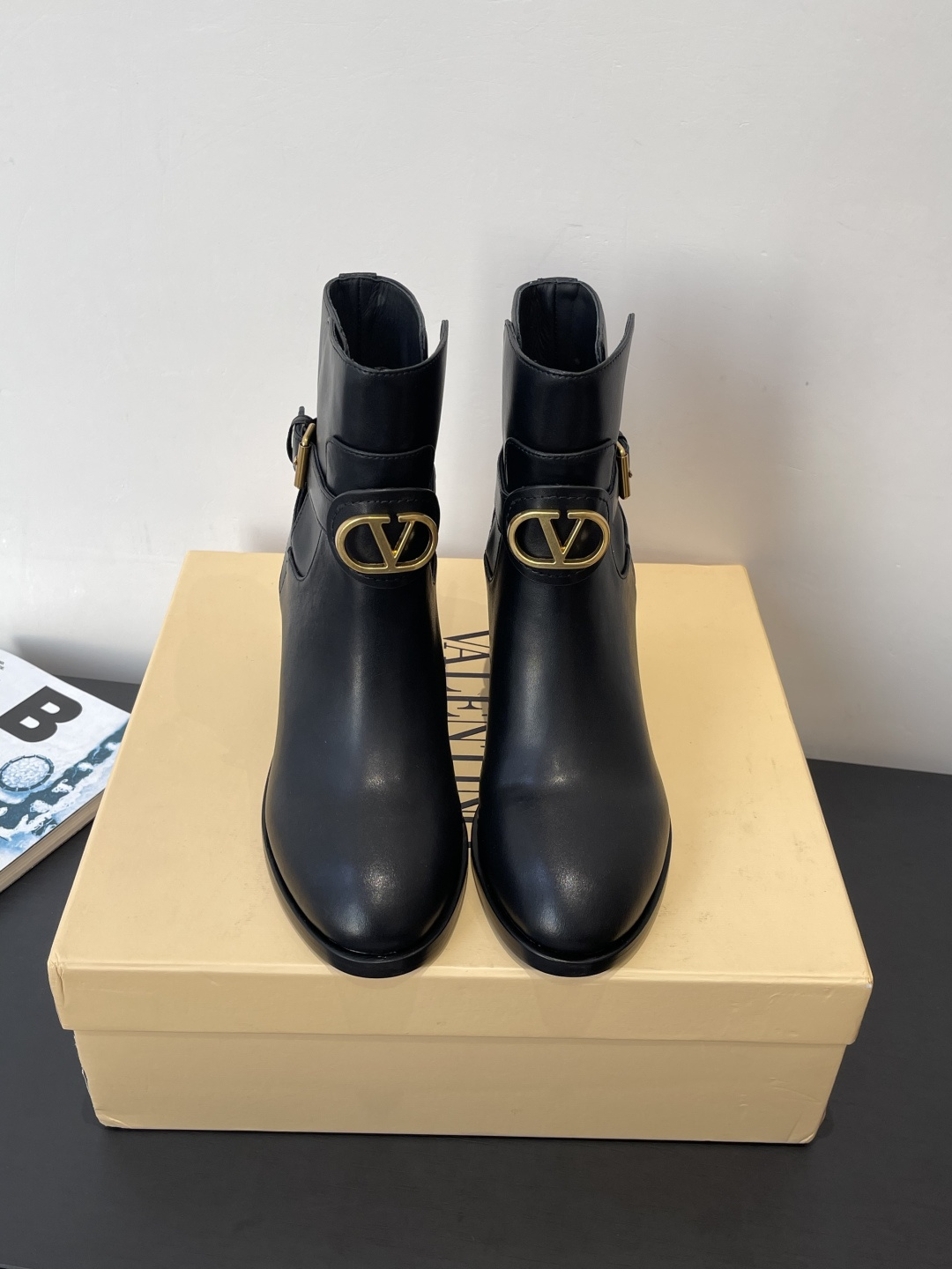 NO:669901,Valentino Valentino 25ss new autumn and winter style round toe pull-on calfskin short boots calfskin straps with vintage brass distressed effect VLOGO SIGNATURE buckle closure VALENTINO Valentino Cavalier boots top quality cow products, ingenious goods, classic reproductions, irresistible styles that everyone can wear. Specially textured hardware brings out a full sense of high-end, elegant style, creates a different feeling, simple temperament style, the highest version on the market  Material: imported cowhide, inner foot pads, imported cowhide, Italian genuine leather outsole, heel height 7cm, size 35-42 (40 41 42 customized), boots, valentino, valentino, boots, cowhide, Leather soles19860909Valentino 华伦天奴 25ss秋冬新款 圆头套穿 小牛皮短靴 小牛皮饰带配以复古黄铜做旧效果VLOGO SIGNATURE搭扣开合 VALENTINO华伦天奴 骑士靴顶级牛品匠心好货经典再现拒绝不了的款式谁穿都好看 特别有质感的五金衬托出满满的高级感 优雅风格 创造不一样的感觉 简约气质款式 市场最高版本 材料进口牛皮 内里垫脚 进口牛皮 意大利真皮大底 跟高7cm 码数35-42（40 41 42订做）,靴子,valentino,valentino,boots,cowhide,Leather soles,Women's Shoes