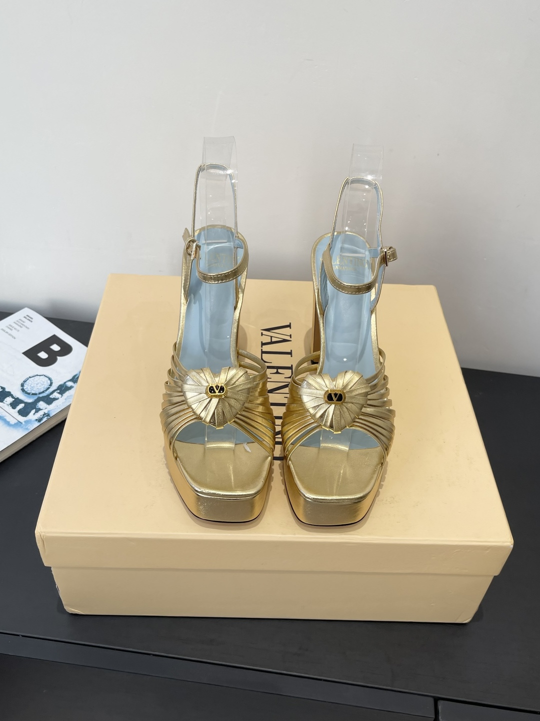 NO:669897,Valentino Valentino's latest wedge-heeled high-water platform sandals, love high-heeled shoes, sweet and age-reducing, it is a perfect match for sweetness and coolness. It can be salty or sweet. My dream shoes. Original imported cowhide on the upper. Sheepskin on the lining. Heel height 11cm. Italian genuine leather outsole. Size 35-42 (40 41 42 customized), high-heeled sandals, valentino, valentino, sandals, high  heels,cowhide,sheepskin,Leather soles19860909Valentino 华伦天奴 最新款 坡跟高水台凉鞋 爱心高跟鞋 甜美又减龄 让人眼前一看 简直就是甜美酷酷的完美适配 可盐可甜 我的梦中情鞋 鞋面原版进口牛皮 内里垫脚羊皮 跟高11cm 意大利真皮大底 码数35-42（40 41 42定做）,高跟鞋凉鞋,valentino,valentino,sandals,high heels,cowhide,sheepskin,Leather soles,Women's Shoes