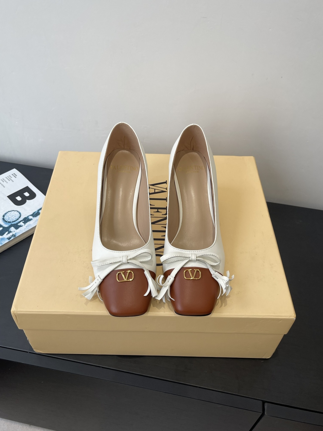 NO:669884,Valentino's latest bow-tie square-toe high-heeled shoes. The latest model on the market is good-looking and versatile. The heel strap is designed with a small bow, which is ladylike yet capable. The upper is super comfortable and breathtakingly beautiful. The upper is original imported cowhide. The lining is sheepskin. The heel height is 6cm. Italian genuine leather outsole.  Size 35-42 (40.41.42 customized), sandals, valentino, valentino, sandals, cowhide, sheepskin, Leather soles19860909Valentino 华伦天奴 最新款 蝴蝶结 方头 高跟单鞋 最新上市的一款好看又百搭 后跟带加小蝴蝶结设计淑女又不失干练气质 上脚超级舒服美到窒息 鞋面原版进口牛皮 内里垫脚羊皮 跟高6cm 意大利真皮大底 码数35-42（40.41.42定做）,凉鞋单鞋,valentino,valentino,sandals,cowhide,sheepskin,Leather soles,Women's Shoes