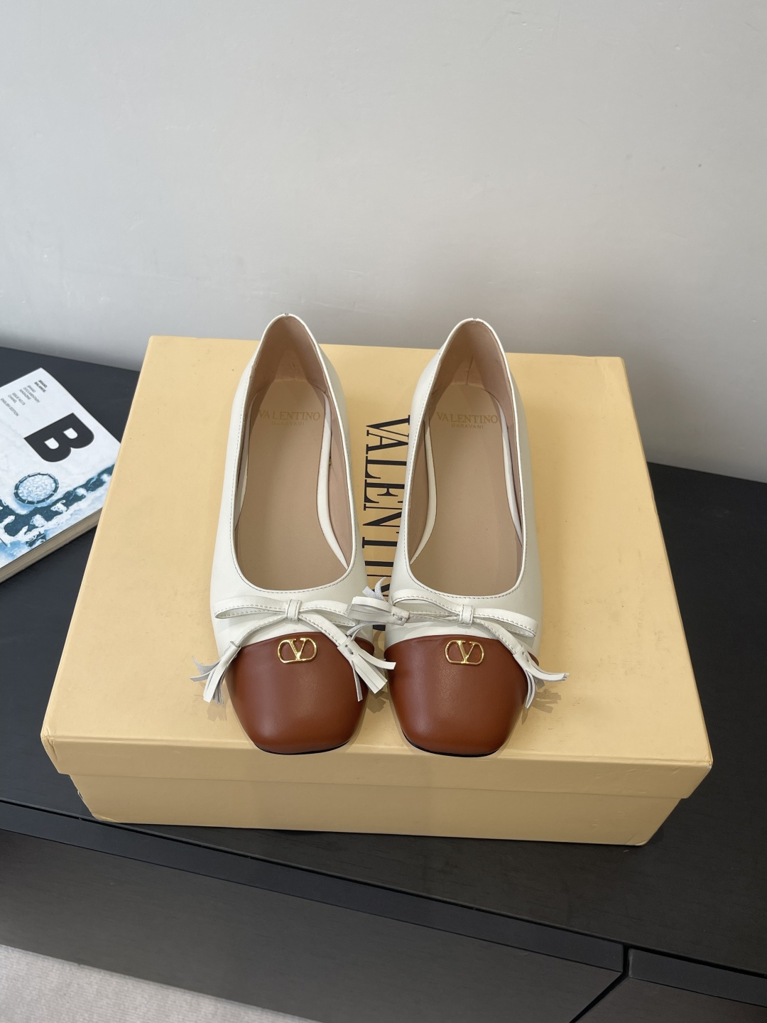 NO:669888,Valentino's latest bow-tie, square-toe, flat-heeled shoes. The latest model on the market is good-looking and versatile. The heel strap is designed with a small bow, which is ladylike and yet capable. The upper foot is super comfortable and breathtakingly beautiful. The upper is original imported cowhide, the lining is sheepskin, and the Italian genuine leather outsole  Size 35-42 (40.41.42 customized), sandals, valentino, valentino, sandals, cowhide, sheepskin, Leather soles19860909Valentino 华伦天奴 最新款 蝴蝶结 方头 平跟单鞋 最新上市的一款好看又百搭 后跟带加小蝴蝶结设计淑女又不失干练气质 上脚超级舒服美到窒息 鞋面原版进口牛皮 内里垫脚羊皮 意大利真皮大底 码数35-42（40.41.42定做）,凉鞋单鞋,valentino,valentino,sandals,cowhide,sheepskin,Leather soles,Women's Shoes