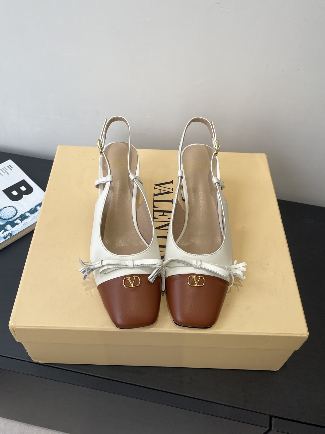 NO:669891,Valentino's latest style bow square toe hollow sandals. The latest model on the market is good-looking and versatile. The heel strap is designed with a small bow, which is ladylike yet capable. The upper foot is super comfortable and breathtakingly beautiful. The upper is original imported cowhide. The lining is sheepskin. The heel height is 6cm. Italian genuine leather outsole.  Size 35-42 (40.41.42 customized), sandals, valentino, valentino, sandals, cowhide, sheepskin, Leather soles19860909Valentino 华伦天奴 最新款 蝴蝶结 方头 镂空凉鞋 最新上市的一款好看又百搭 后跟带加小蝴蝶结设计淑女又不失干练气质 上脚超级舒服美到窒息 鞋面原版进口牛皮 内里垫脚羊皮 跟高6cm 意大利真皮大底 码数35-42（40.41.42定做）,凉鞋单鞋,valentino,valentino,sandals,cowhide,sheepskin,Leather soles,Women's Shoes