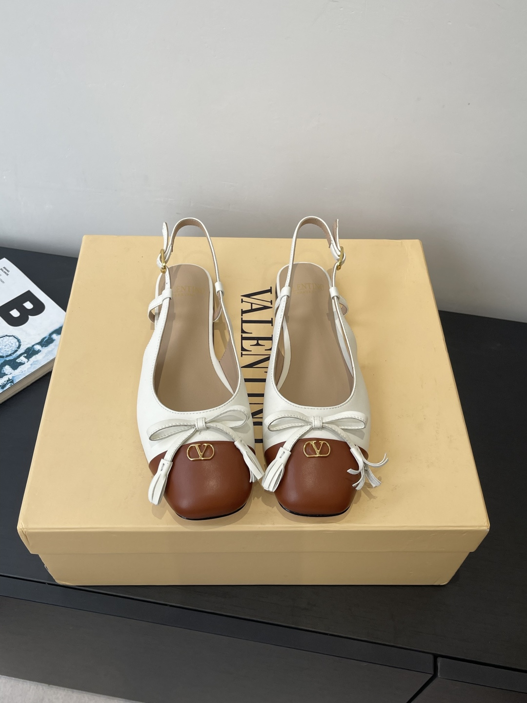 NO:669892,Valentino's latest style bow square toe hollow sandals. The latest model on the market is good-looking and versatile. The heel strap is designed with a small bow, which is ladylike yet capable. The upper foot is super comfortable and breathtakingly beautiful. The upper is original imported cowhide, the lining is sheepskin, and the Italian genuine leather outsole  Size 35-42 (40.41.42 customized), sandals, valentino, valentino, sandals, cowhide, sheepskin, Leather soles19860909Valentino 华伦天奴 最新款 蝴蝶结 方头 镂空凉鞋 最新上市的一款好看又百搭 后跟带加小蝴蝶结设计淑女又不失干练气质 上脚超级舒服美到窒息 鞋面原版进口牛皮 内里垫脚羊皮 意大利真皮大底 码数35-42（40.41.42定做）,凉鞋单鞋,valentino,valentino,sandals,cowhide,sheepskin,Leather soles,Women's Shoes