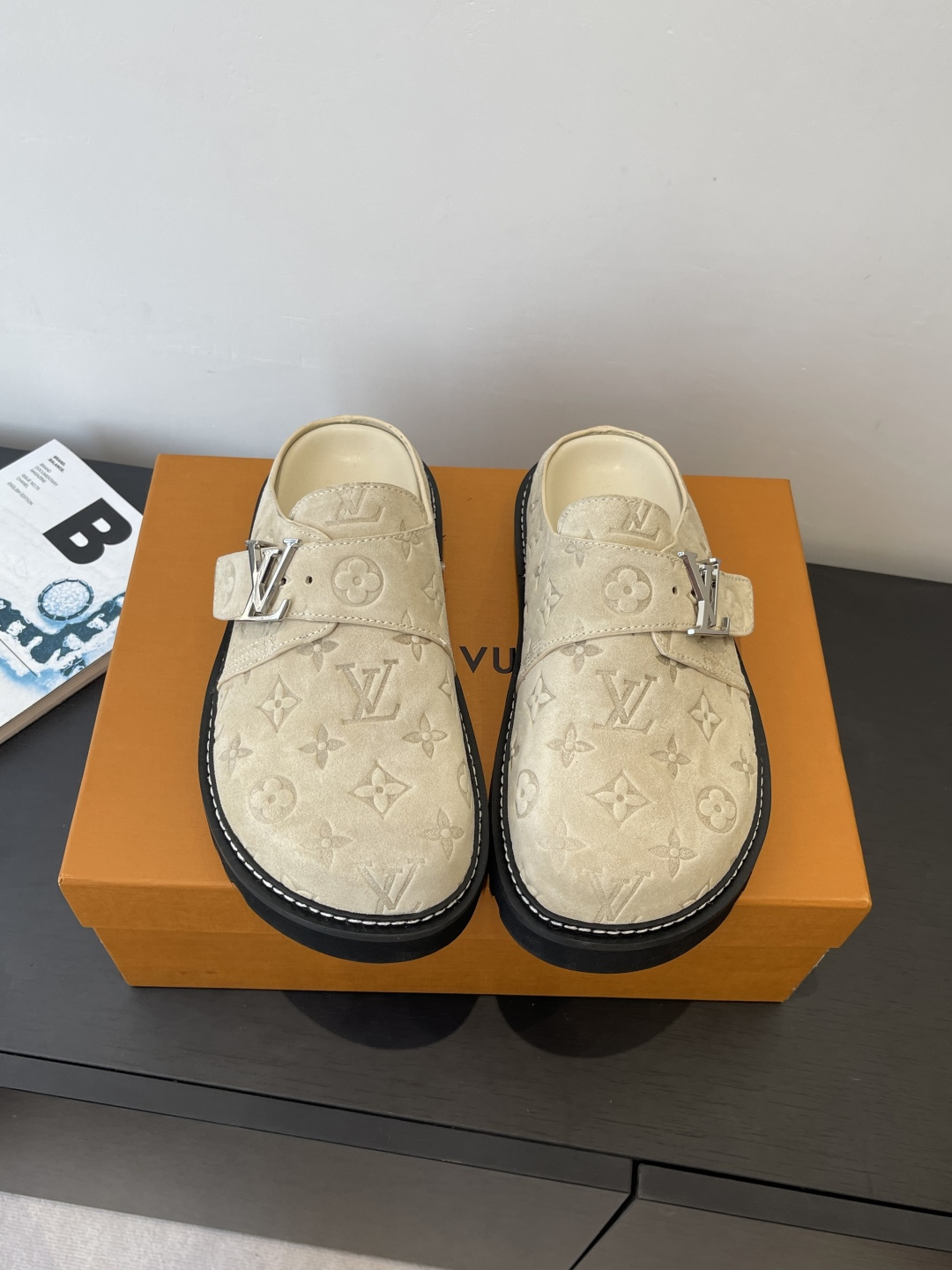 NO:679685,Louis Vuiton Louis Vuiton's new LV Easy series Birkenstock round toe embossed buckle half slippers sandals This LV half slippers are made of suede cow leather with Monogram pattern to highlight the trend. Flexible insoles and micro outsoles achieve a light and comfortable experience. The fabric is customized first-layer cowhide. The lining is imported soft sheepskin. Original open-molded non-slip anti-slip material. Bottom thickness is about 4cm. Size 35-45 (female 40, male 45 customized), half drag, louis  vuitton,louis vuitton,louis vuitton,slippers,cowhide,sheepskin19860909Louis Vuiton 路易威登 新款 LV Easy系列勃肯圆头压花 饰扣半拖鞋凉拖 这款LV半拖鞋取材绒面牛皮革 以Monogram图案彰显潮流风范 韧性鞋垫和微型外底实现轻盈舒适体验 面料定制头层牛皮 内里进口柔软羊皮 原版开模防滑防滑材质 底厚约4cm 码数35-45（女40 男45定做）,半拖,louis vuitton,louis vuitton,louis vuitton,slippers,cowhide,sheepskin,Women's Shoes