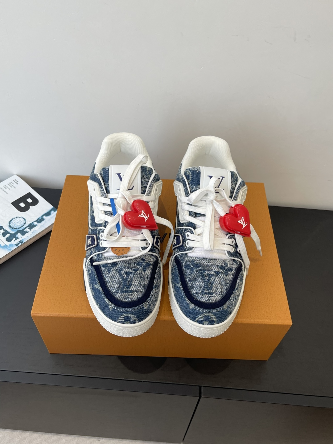 NO:679668,Brand new version of LV TARINE Louis Vuitton sneakers, skate shoes, couple models (60 accessories). Original purchase, development and production. This LV Trainer sneaker is made of cow leather to create a complex upper, which requires several hours of ingenious sewing to complete. The classic configuration is from the hands of Virgil Abloh, showing the inspiration of retro basketball shoes. Fabric: Original custom-made first-layer cowhide. Lining: Original custom-made breathable mesh lining. Outsole:  Original molded two-color TPU combination outsole, size 35-44, casual shoes/sports shoes, louis vuitton, louis vuitton, sneakers, cowhide19860909全新版面 LV TARINE路易威登 运动鞋 滑板鞋 情侣款（配饰60） 原版购入开发 做货 本款LV Trainer 运动鞋选用牛皮革塑造繁复鞋面,需要数小时的匠心缝制方可完成.经典构型出自 Virgil Abloh 之手,展现复古篮球鞋的灵感启发 面料: 原版定制头层牛皮 内里: 原版定制透气网里 大底: 原版开模双色TPU组合大底 码数35-44,休闲鞋/运动鞋,louis vuitton,louis vuitton,sneakers,cowhide,Women's Shoes