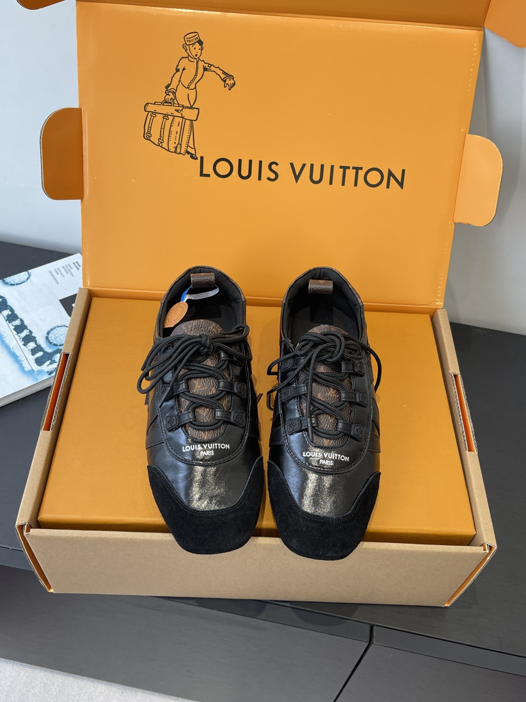 NO:679676,Top version Women's Men's Louis Vuitton Louis Vuitton Sneakerina Series Ballet Sneakers Moral Training Shoes Couple Sneakerina Ballet-style sneakers are made of silky suede cow leather to create smooth lines. They have the light structure of ballet shoes and the comfortable texture of sneakers. LV logo on the side. Monogram canvas back strap with rich details. Sacchetto craftsmanship and TPU outsole upgrade for a soft wearing experience. Casual matching. Fabric Original custom imported first-layer cowhide.  Lining: original customized breathable mesh lining, original molded outsole, injection molded TPU material, size: 35-45 (40 for women, 45 for men, customized), casual shoes/sports shoes, louis vuitton, louis vuitton, louis vuitton, sneakers, cowhide19860909顶级版本 女款男款 Louis Vuitton路易威登 Sneakerina系列 芭蕾运动鞋 德训鞋 情侣款 Sneakerina 芭蕾风运动鞋以丝滑绒面牛皮革塑造流畅线条 兼具芭蕾舞鞋的轻盈构型和运动鞋的舒适质感 侧面 LV 标识Monogram 帆布后袢带丰富细节 Sacchetto 工艺和 TPU 外底升级轻柔穿着体验 随意搭配 面料 原版定制进口头层牛皮 内里 原版定制透气网里原版开模大底 注塑TPU材质 码数: 35-45（女40 男45 定做）,休闲鞋/运动鞋,louis vuitton,louis vuitton,louis vuitton,sneakers,cowhide,Women's Shoes