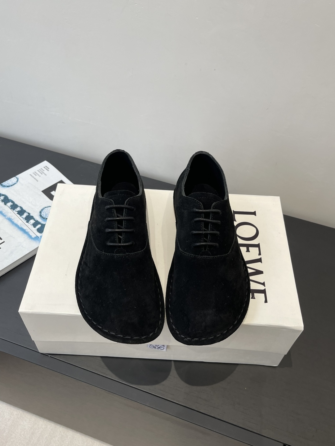 NO:679663,LOEWE 2026ss early spring new style flat shoes, loafers, very comfortable flat shoes, minimalist design concept, slim and easy to wear, appearance and practicality, imported cow suede upper, cowhide lining, original molded super soft rubber outsole  Size 35-40 (40.41.42 customized, non-refundable and non-exchangeable), loafers, loewe, loewe, loafers, flats, cowhide19860909LOEWE 罗意威 2026ss早春新款 平底鞋 乐福鞋 非常舒服的平底鞋 极简设计理念 版型显瘦好穿颜值与实用性并存 鞋面进口牛反绒 内里牛皮内里 原版开模超软橡胶大底 码数35-40（40.41.42定做不退不换）,乐福鞋,loewe,loewe,loafers,flats,cowhide,Women's Shoes