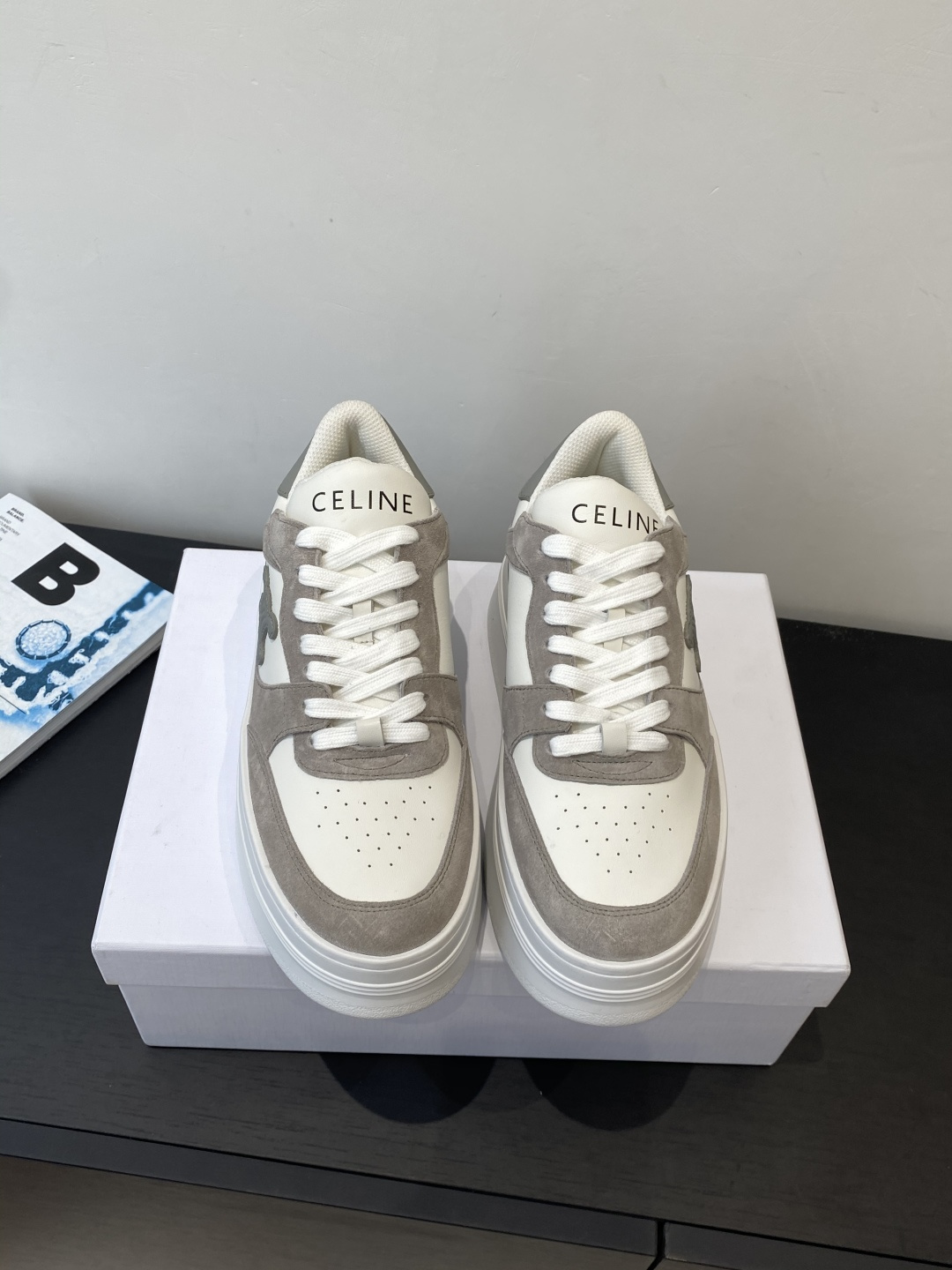 NO:679656,CELINE Celine 25ss new catwalk style casual shoes, thick-soled sports shoes. This season's sports casual shoes are refreshing in terms of the last shape and the splicing of the partitions. The front and rear brand LOGO echoes, and the large bottom edge is clearly embellished with Celine letters. All of them highlight the brand elements, the upper is cowhide, and the TPU private model outsole  Size 35-41 (40.41 customized), casual shoes/sports shoes, celine, celine, sneakers, cowhide19860909CELINE 赛琳 25ss新品走秀款休闲鞋 厚底运动鞋 这一季运动休闲鞋无论从楦型的轮廓 隔板的拼接都让人耳目一新 前后品牌LOGO相呼应、大底边位明显Celine字母点缀 无不彰显品牌元素、鞋面牛皮、TPU私模大底 码数35-41（40.41定做）,休闲鞋/运动鞋,celine,celine,sneakers,cowhide,Women's Shoes