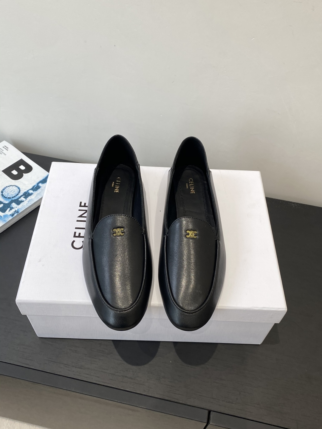 NO:679697,CELINE 26ss counter latest model fairy style flat shoes Mary Jane loafers. Various bloggers have shown off the customized imported cowhide, which is super comfortable and soft, fashionable and can wake up the colorful summer. It is not picky at all and is very easy to match and invincible. Just buy it. The upper is customized imported first-layer calfskin, the lining is imported crystal sheepskin, the sole is imported genuine leather outsole, the size is 35-40  (40.41 Customized items are non-refundable), loafers, celine, celine, loafers, mary jane, cowhide, sheepskin, Leather soles19860909CELINE 赛琳 26ss专柜最新款 仙女风 平底单鞋 玛丽珍乐福鞋 各路博主纷纷亮出 定制进口牛皮超级舒适柔软,时髦得来又能唤醒夏日缤纷 一点都不挑人又非常好搭配无敌百搭 买就对了 鞋面定制进口头层小牛皮 内里进口水晶绵羊皮 鞋底意大利进口真皮大底 码数35-40 (40.41定做不退换),乐福鞋,celine,celine,loafers,mary jane,cowhide,sheepskin,Leather soles,Women's Shoes