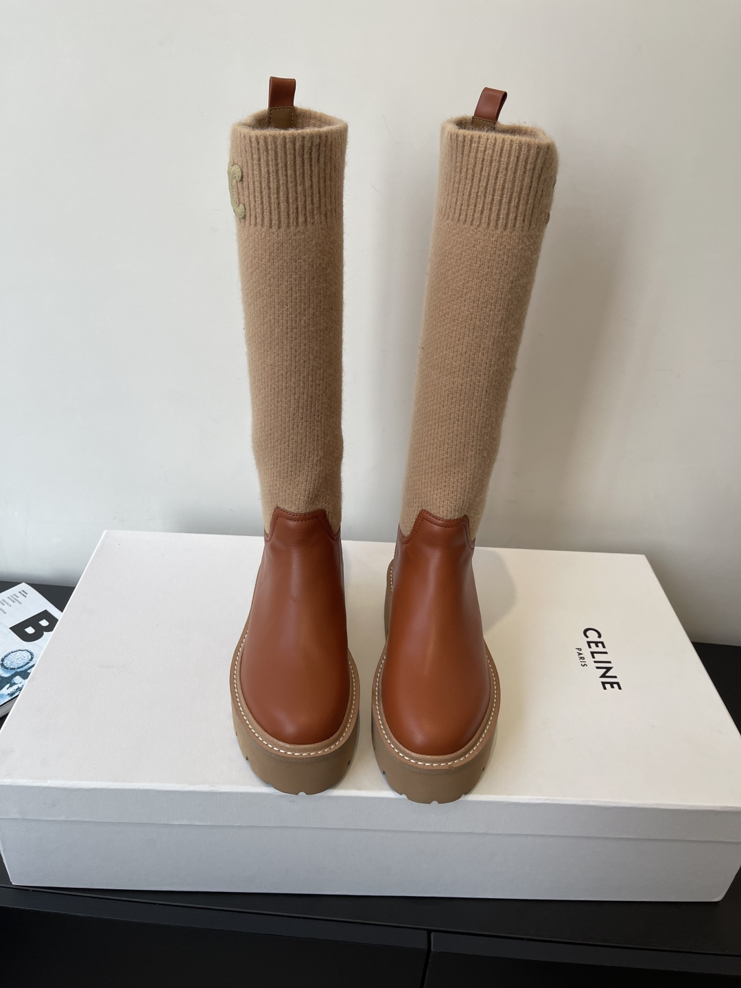 NO:680112,CELINE Autumn and winter new style Yang Mi's same style fly weave boots Arc de Triomphe British style short boots Simple and stylish, timeless and timeless, they are a classic that will never fade away in the fashion world. The retro British style allows you to wear a different temperament. The material is imported cowhide. Original molded fly weave. Sheepskin lining on the inside. Sole welt combined outsole.  Size 35-40 (40 customized), boots, celine, celine, boots, cowhide, sheepskin19860909CELINE 赛琳 秋冬新款杨幂同款 飞织 长靴 凯旋门英伦风短靴 简约大气时髦 耐看不过时 是时尚圈永不退潮的经典所在 复古的英伦风格 让你穿出不一样的气质 面料进口牛皮 原版开模飞织 内里羊皮内里 鞋底沿条组合大底 码数35-40（40定做）,靴子,celine,celine,boots,cowhide,sheepskin,Women's Shoes