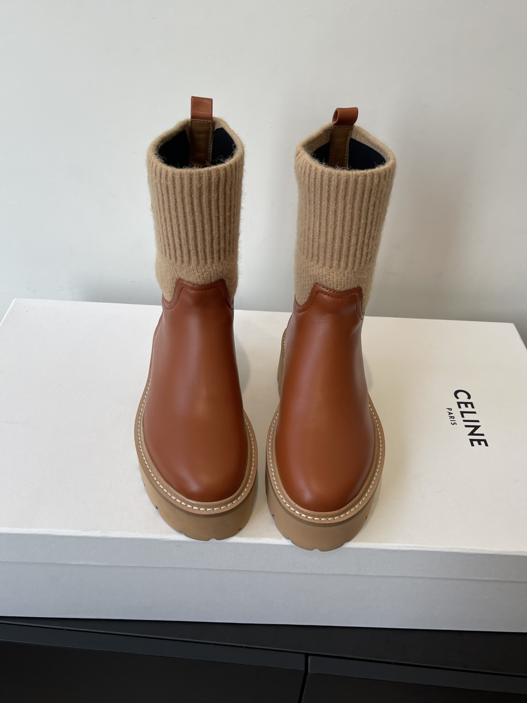 NO:680114,CELINE Autumn and winter new style Yang Mi's same style Fly-woven short boots Arc de Triomphe British-style short boots Simple and fashionable, timeless and timeless, they are a classic that will never fade away in the fashion circle. The retro British style allows you to wear a different temperament. The material is imported cowhide. Original molded fly-knit. Sheepskin lining on the inside. Sole welt combined outsole.  Size 35-40 (40 customized), boots, celine, celine, boots, cowhide, sheepskin19860909CELINE 赛琳 秋冬新款杨幂同款 飞织 短靴 凯旋门英伦风短靴 简约大气时髦 耐看不过时 是时尚圈永不退潮的经典所在 复古的英伦风格 让你穿出不一样的气质 面料进口牛皮 原版开模飞织 内里羊皮内里 鞋底沿条组合大底 码数35-40（40定做）,靴子,celine,celine,boots,cowhide,sheepskin,Women's Shoes