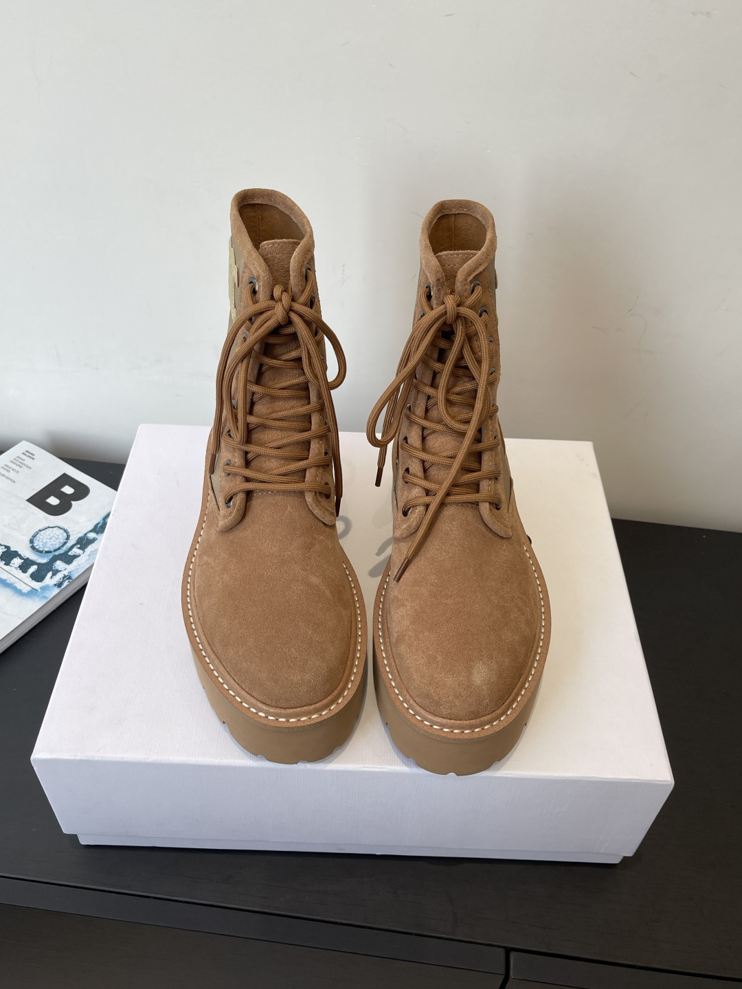 NO:680118,CELINE Celine hot style retro thick sole Martin boots short boots Internet celebrity hot style is coming. Early access to major Internet celebrities, Celine Internet celebrity ins planting tool, very retro style, full of aura single product, design style is very novel, high-end and very comfortable. Original one-to-one customization. Absolutely original ordering method. Fabric customization fabric/imported cowhide, lining cowhide, original molded outsole  Size 35-41 (40.41 customized), boots, celine, celine, boots, cowhide19860909CELINE 赛琳 爆款 复古厚底 马丁靴 短靴 网红爆款来袭 各大网红抢先体验、Celine网红ins种草神器、非常复古风、气场十足单品、设计风格非常新颖、高档且非常舒适 原版一比一定制 绝对原单做法 面料定制布料/进口牛皮 内里牛皮 原版开模大底 码数35-41（40.41定做）,靴子,celine,celine,boots,cowhide,Women's Shoes