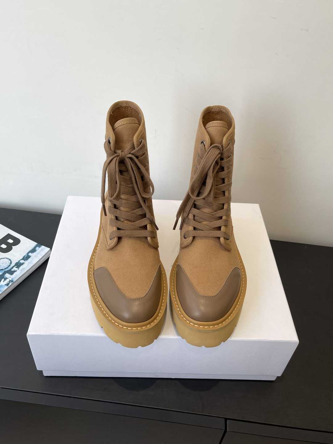 NO:680121,CELINE popular style retro thick sole Martin boots short boots Internet celebrity hot style is coming. Early access to major Internet celebrities, Celine Internet celebrity ins planting tool, very retro style, full of aura single product, design style is very novel, high-end and very comfortable. Original one to one customization, absolutely original order method. Fabric customization, inner cowhide, original molded outsole  Size 35-41 (40.41 customized), boots, celine, celine, boots, cowhide19860909CELINE 赛琳 爆款 复古厚底 马丁靴 短靴 网红爆款来袭 各大网红抢先体验、Celine网红ins种草神器、非常复古风、气场十足单品、设计风格非常新颖、高档且非常舒适 原版一比一定制 绝对原单做法 面料定制布料 内里牛皮 原版开模大底 码数35-41（40.41定做）,靴子,celine,celine,boots,cowhide,Women's Shoes