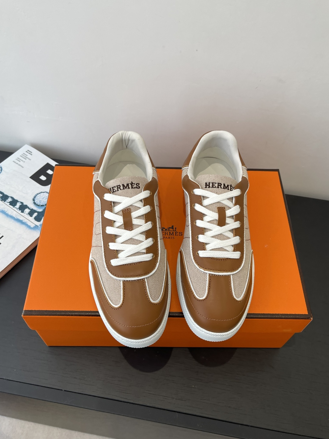 NO:682277,Men's model 10 Hermes 2026 spring and summer latest model, moral training shoes, casual shoes, couple models, counters are very difficult to stock. The 'H bevel' drilling design with essential lines presents a fashionable urban and neo-retro style. The simple design is in line with the current old money style. The highly recognizable logo embellishes the brand value. Super versatile model. Imported calfskin upper, mixed sheepskin lining, original open molded rubber outsole, size female 35-40  Men 39-45 (women 40 and men 45 custom-made), casual shoes/sports shoes, hermes, hermes, sneakers, cowhide, sheepskin19860909男款10 Hermes 爱马仕 2026春夏最新款 德训鞋 休闲鞋 情侣款 专柜非常难配货 采用本质线条的“H斜切”钻孔设计 呈现时尚城市和新复古风格 简约设计符合当下老钱风的格调 极具辨识度的logo点缀品牌价值感拉满 超级百搭款 鞋面进口小牛皮 内里混种羊皮 原版开模橡胶大底码数女35-40 男39-45（女40男45定做）,休闲鞋/运动鞋,hermes,hermes,sneakers,cowhide,sheepskin,Women's Shoes