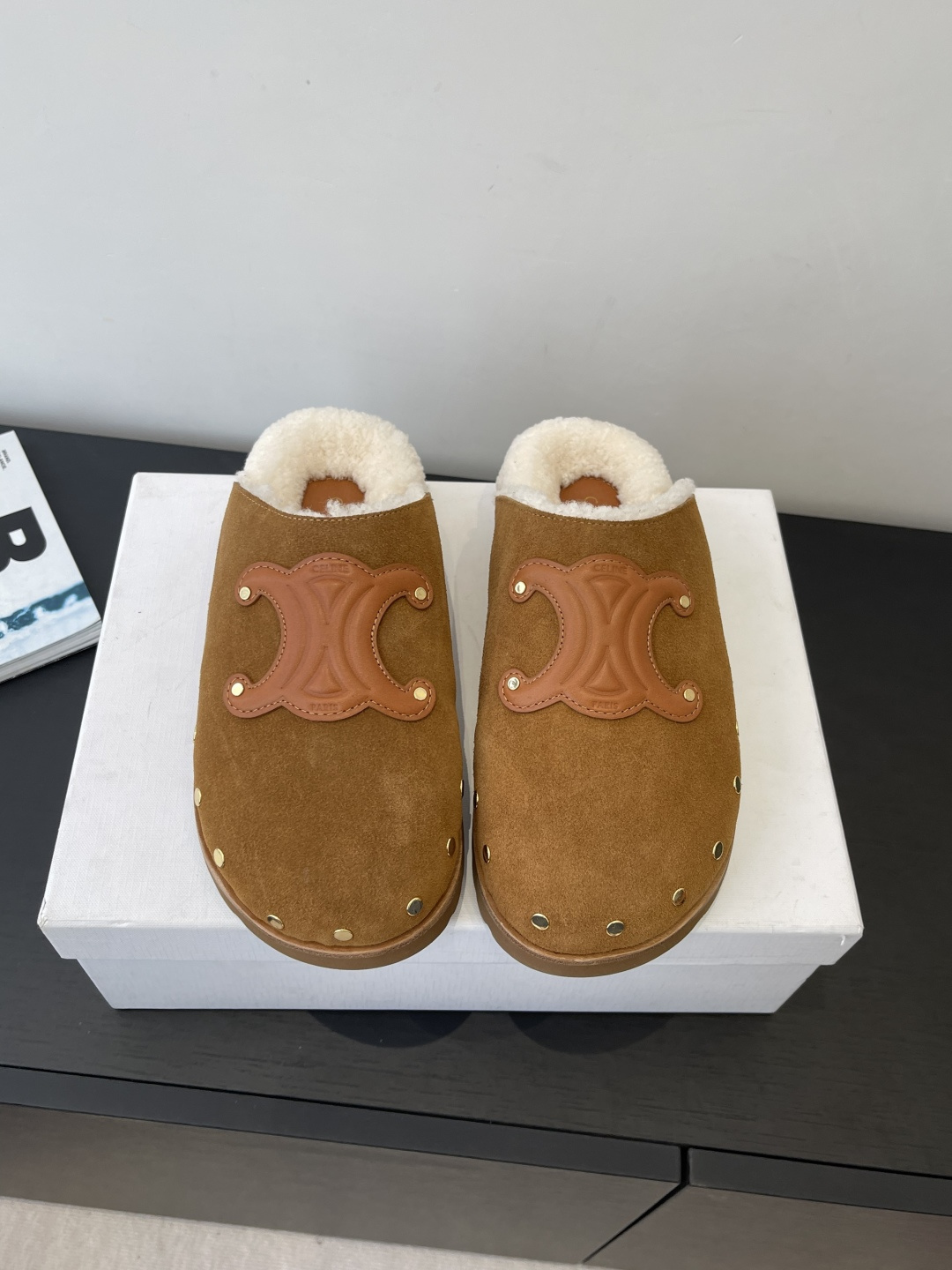 NO:694670,Top quality celine fw25 mew arrival~ Celine's Paris commuting philosophy of stepping into the clouds. Once you put it on, you can't stop wearing the frosted Birkenstock half-slippers. A must-have item for autumn and winter that combines fashion and comfort! Upper made of nubuck leather, lined with wool lining/foot pads, custom-made foam rubber outsole Size: 35-40, semi-shoes, celine, cowhide19860909顶级品质 celine fw25 mew arrival～ 塞琳CELINE踩进云朵的巴黎通勤哲学 一穿上就停不下来的磨砂勃肯半拖毛鞋 兼具時髦與舒適度秋冬穿搭必备单品！ 鞋面磨砂牛皮材質 里衬羊毛内里/垫脚 鞋底定制发泡橡胶大底 Size:35-40,半拖毛毛鞋,celine,cowhide,Women's Shoes