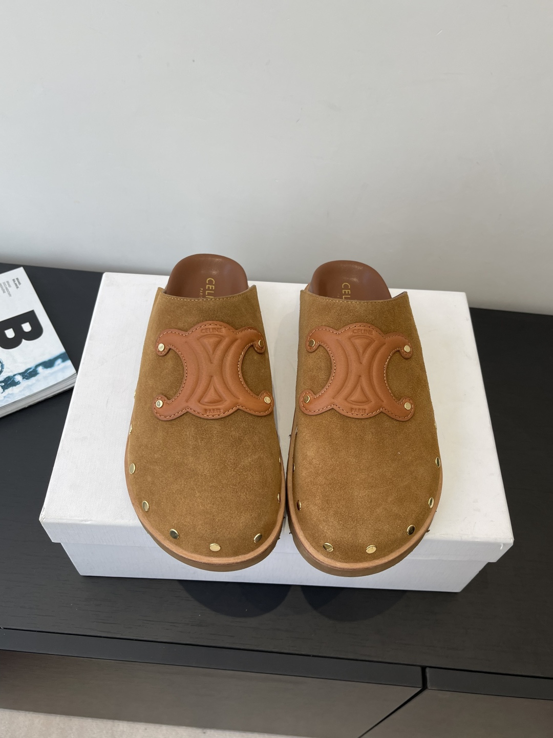 NO:694675,Top quality celine fw25 mew arrival~ Celine's Paris commuting philosophy of stepping into the clouds. Once you put it on, you can't stop wearing the Arc de Triomphe frosted Birkenstock half-pants. It is a must-have item for autumn and winter that combines fashion and comfort! Upper made of nubuck leather, lined with sheepskin lining/foot pads, custom-made foam rubber outsole Size: 35-40, semi-shoes, celine, cowhide, sheepskin19860909顶级品质 celine fw25 mew arrival～ 塞琳CELINE踩进云朵的巴黎通勤哲学 一穿上就停不下来的凯旋门磨砂勃肯半拖 兼具時髦與舒適度秋冬穿搭必备单品！ 鞋面磨砂牛皮材質 里衬羊皮内里/垫脚 鞋底定制发泡橡胶大底 Size:35-40,半拖毛毛鞋,celine,cowhide,sheepskin,Women's Shoes